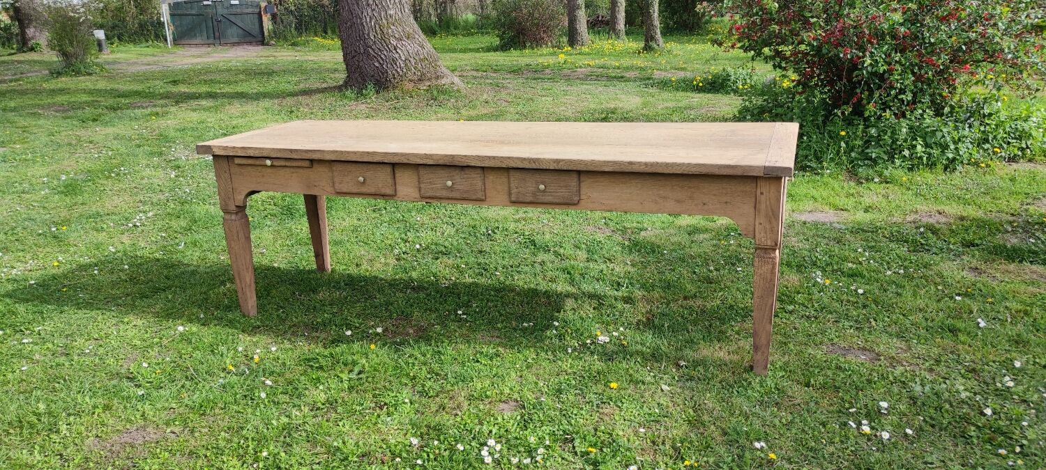 Auvergne table