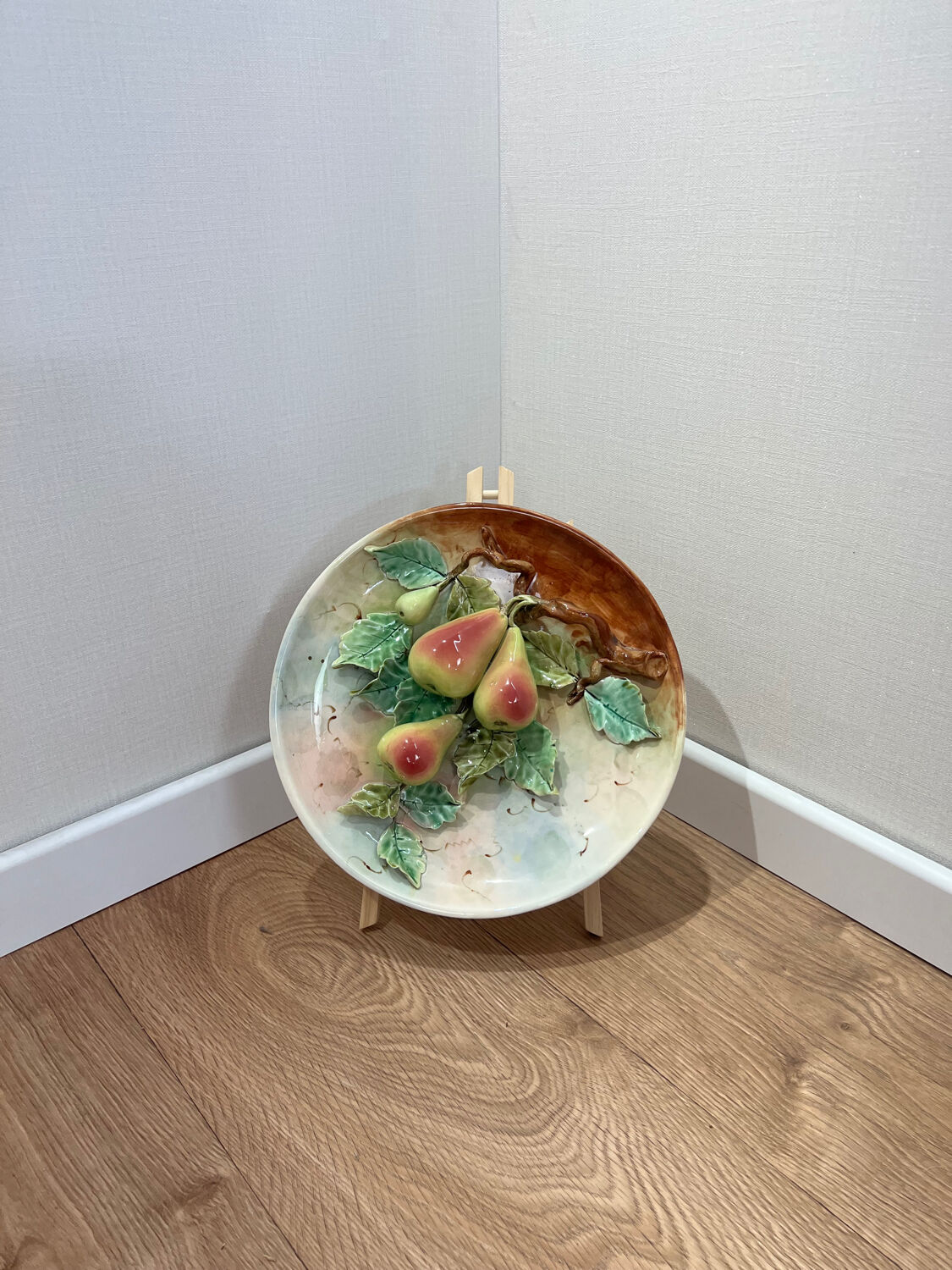 Plate decoration pears Barbotine