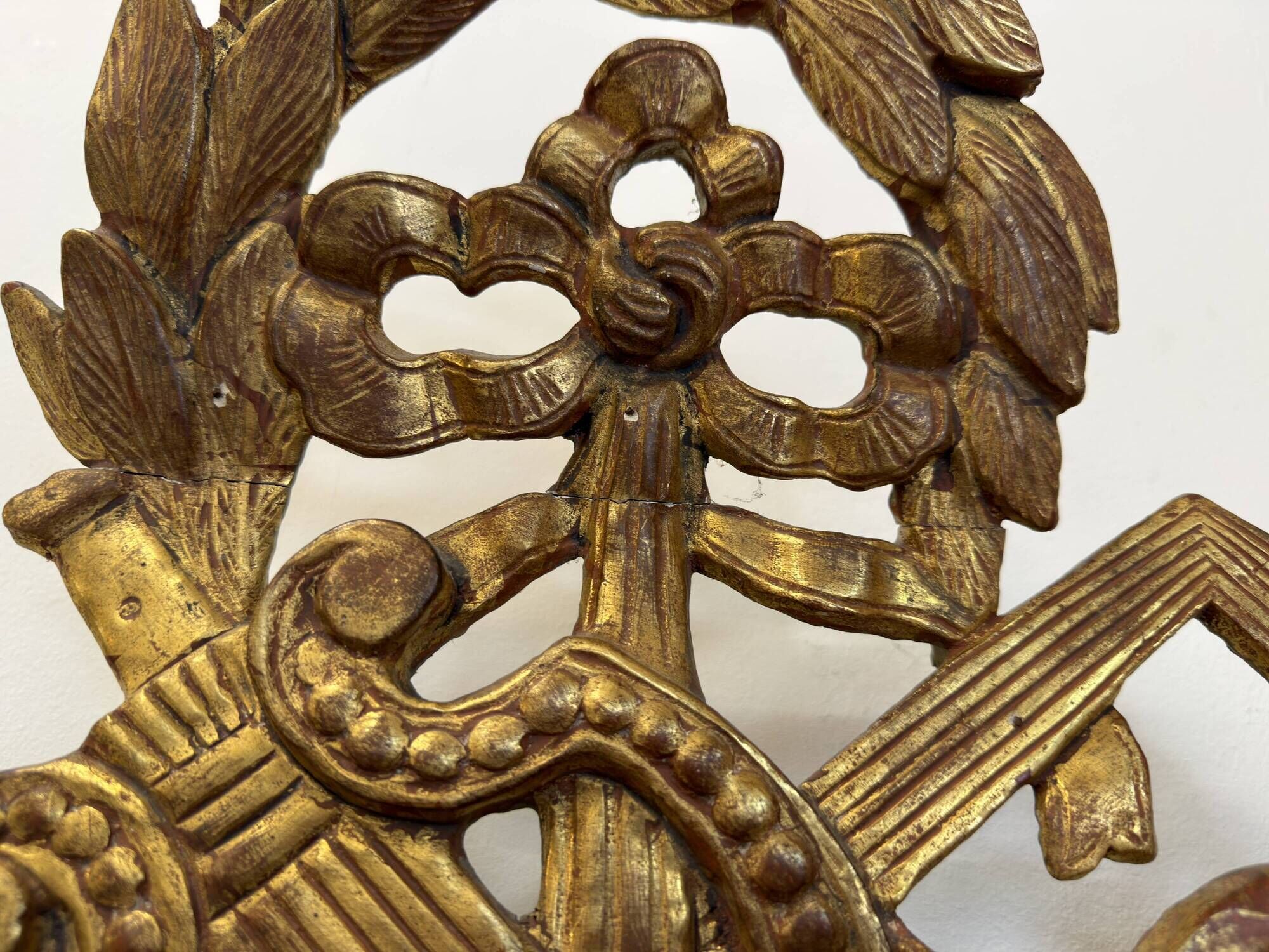 Louis XVI period mirror in carved and gilded wood – Late 18th century