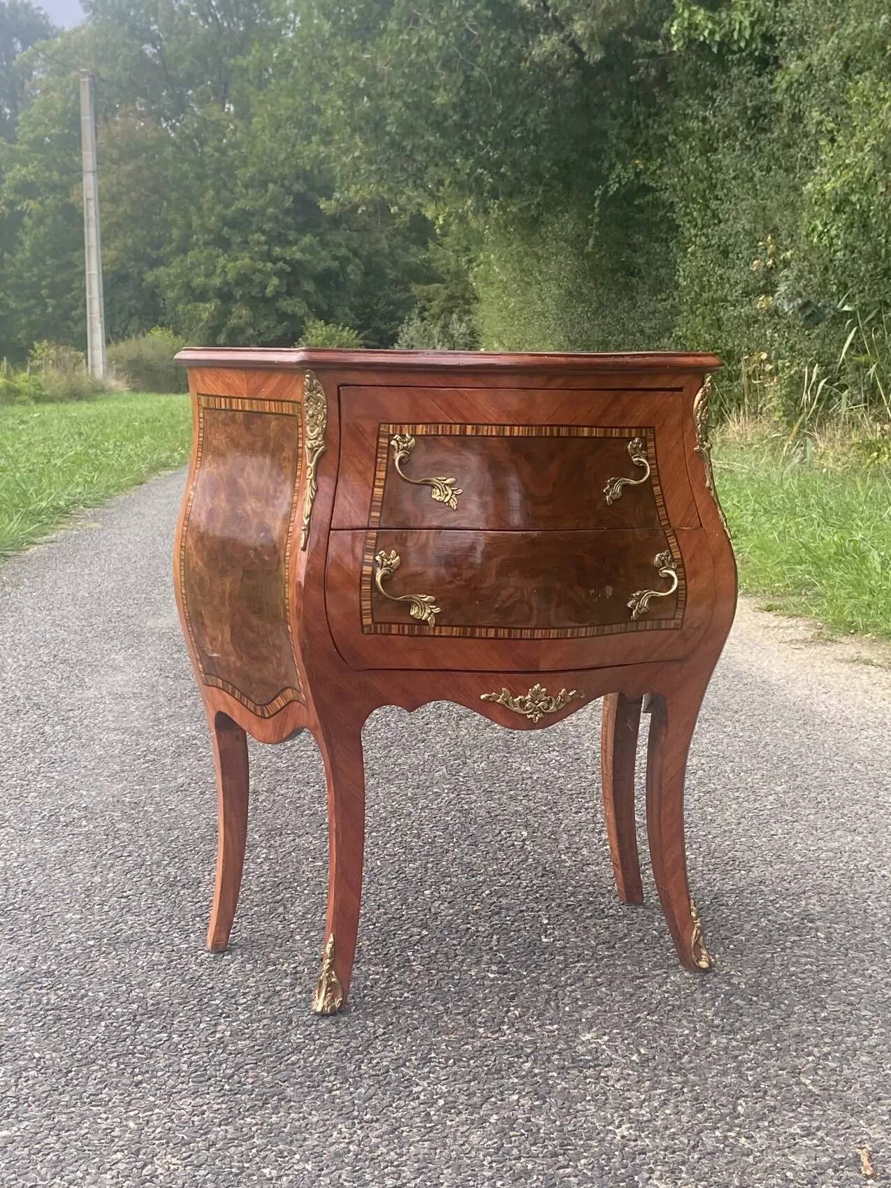 Commode galbée de style Louis XV