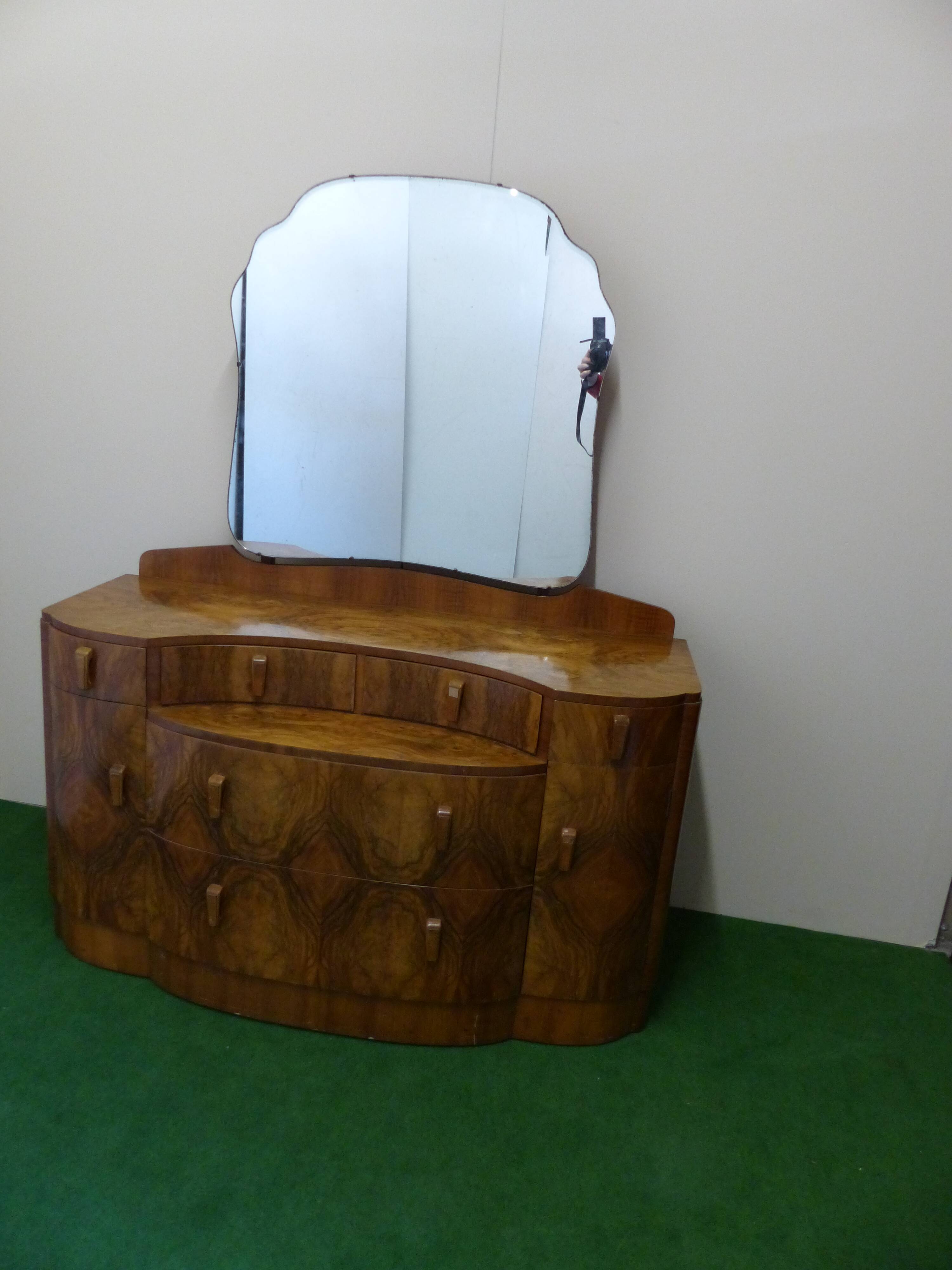 Art deco dressing table