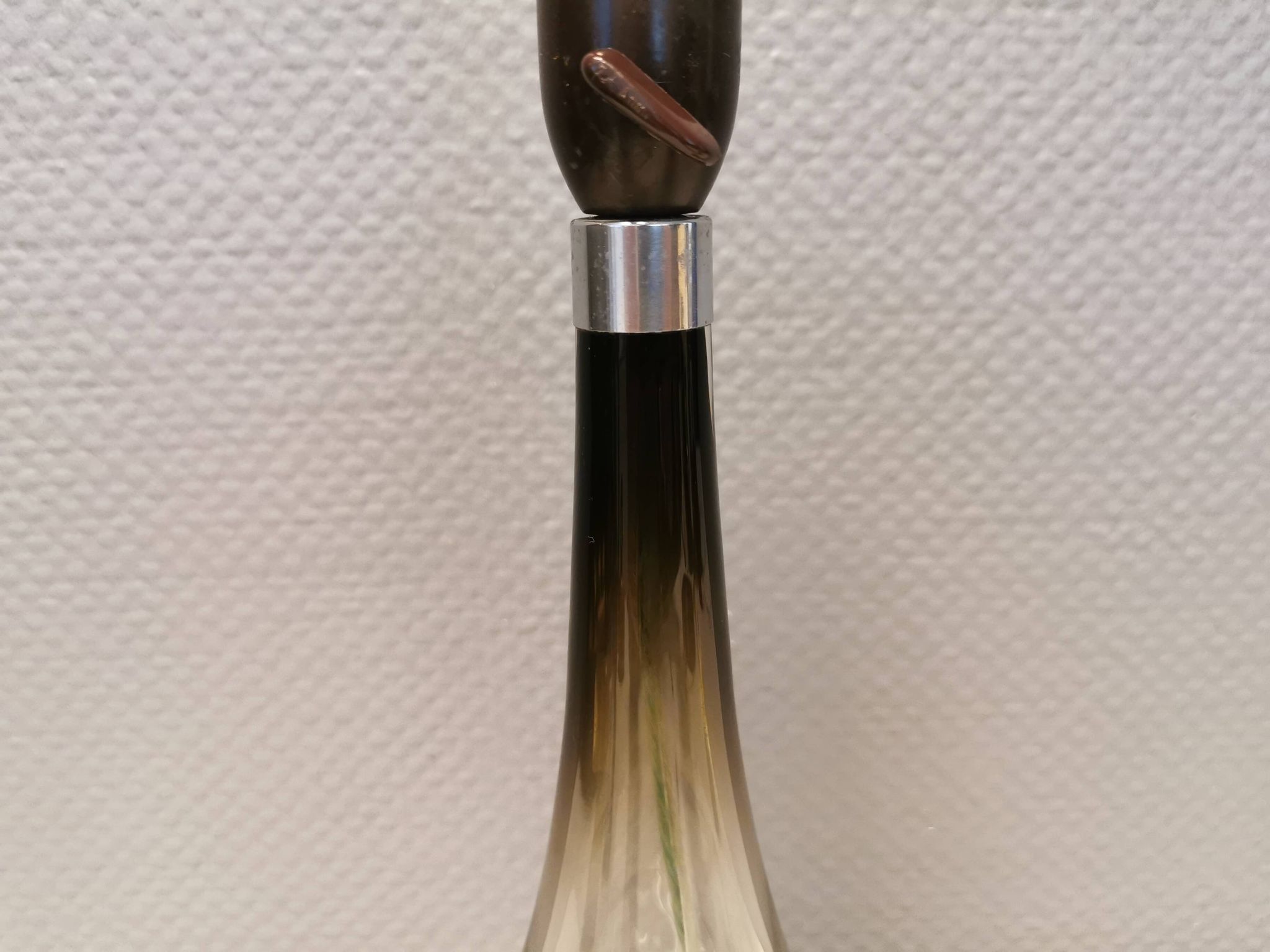 Lampe de table en verre de forme élégante. Par Bengt Orup 1957.