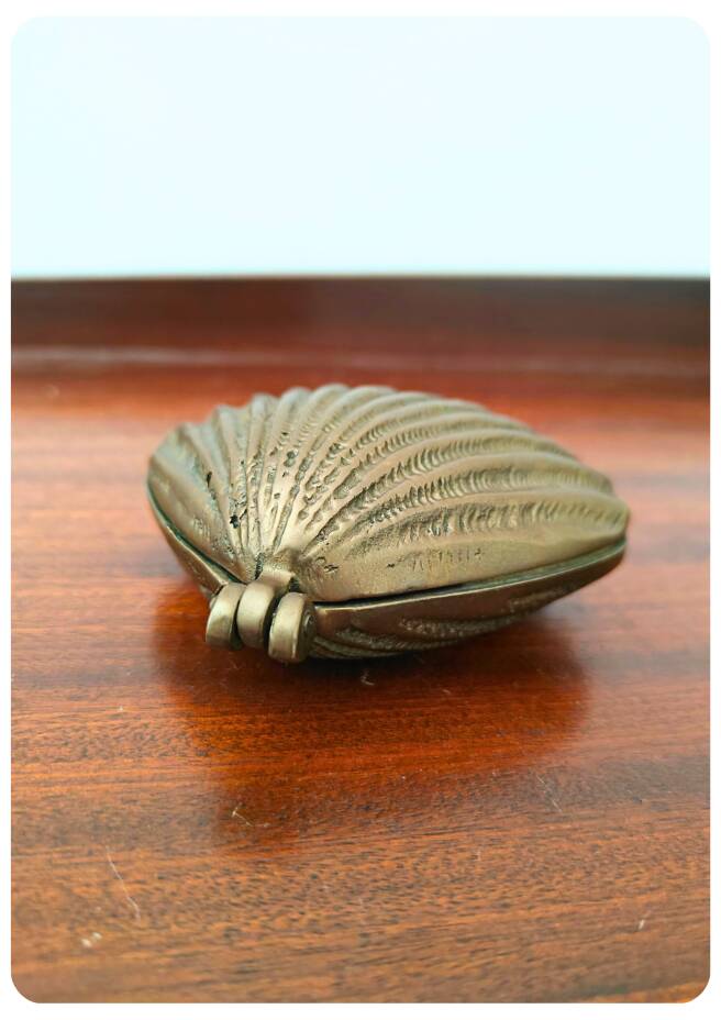 Boîte vintage en laiton en forme de coquillage