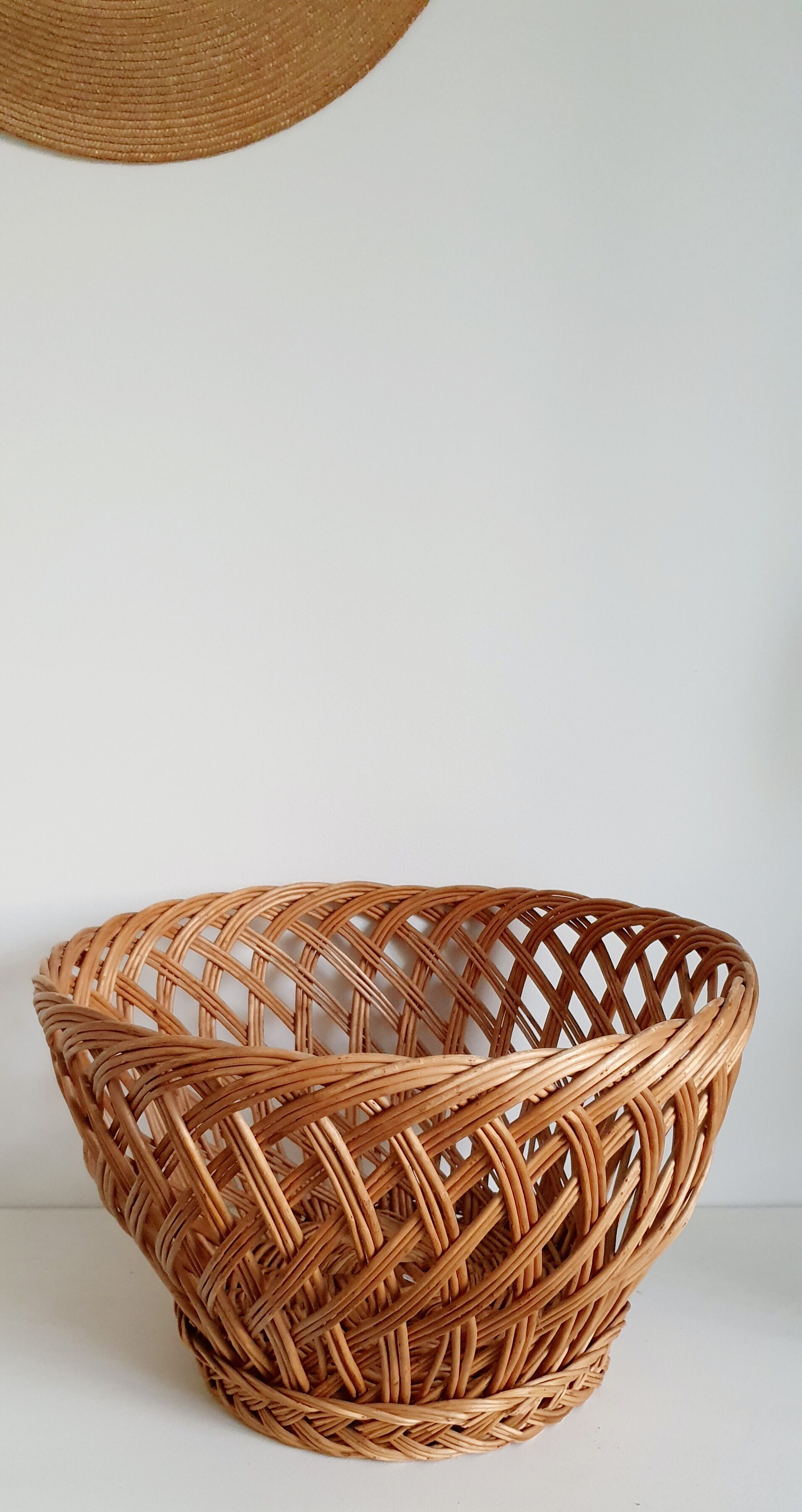 Bread basket and basket