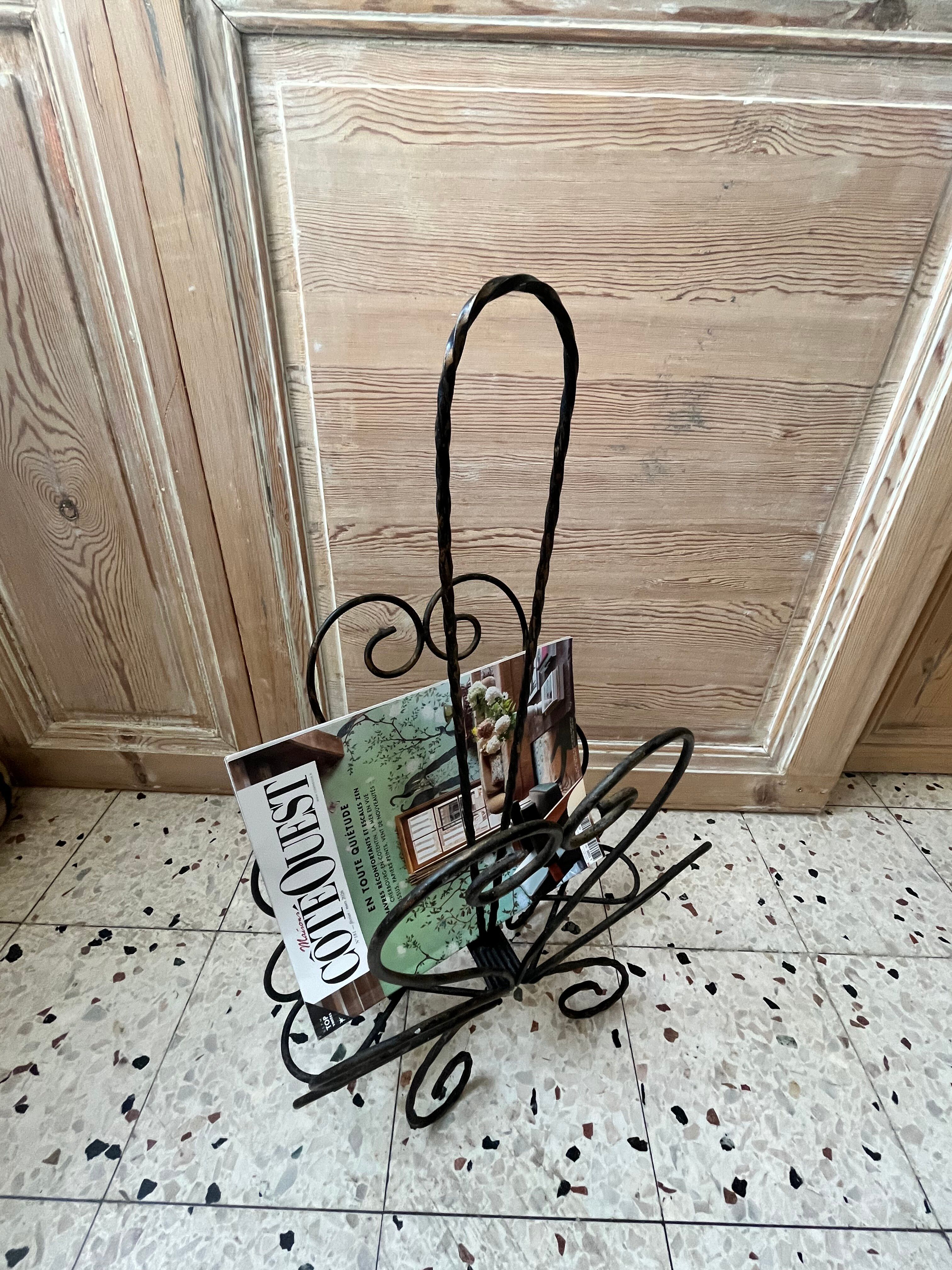 Porte revue en fer forgé