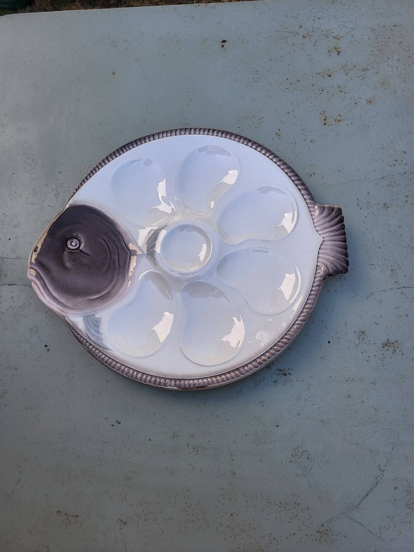 11 Longwy oyster plates with wells and a central compartment.