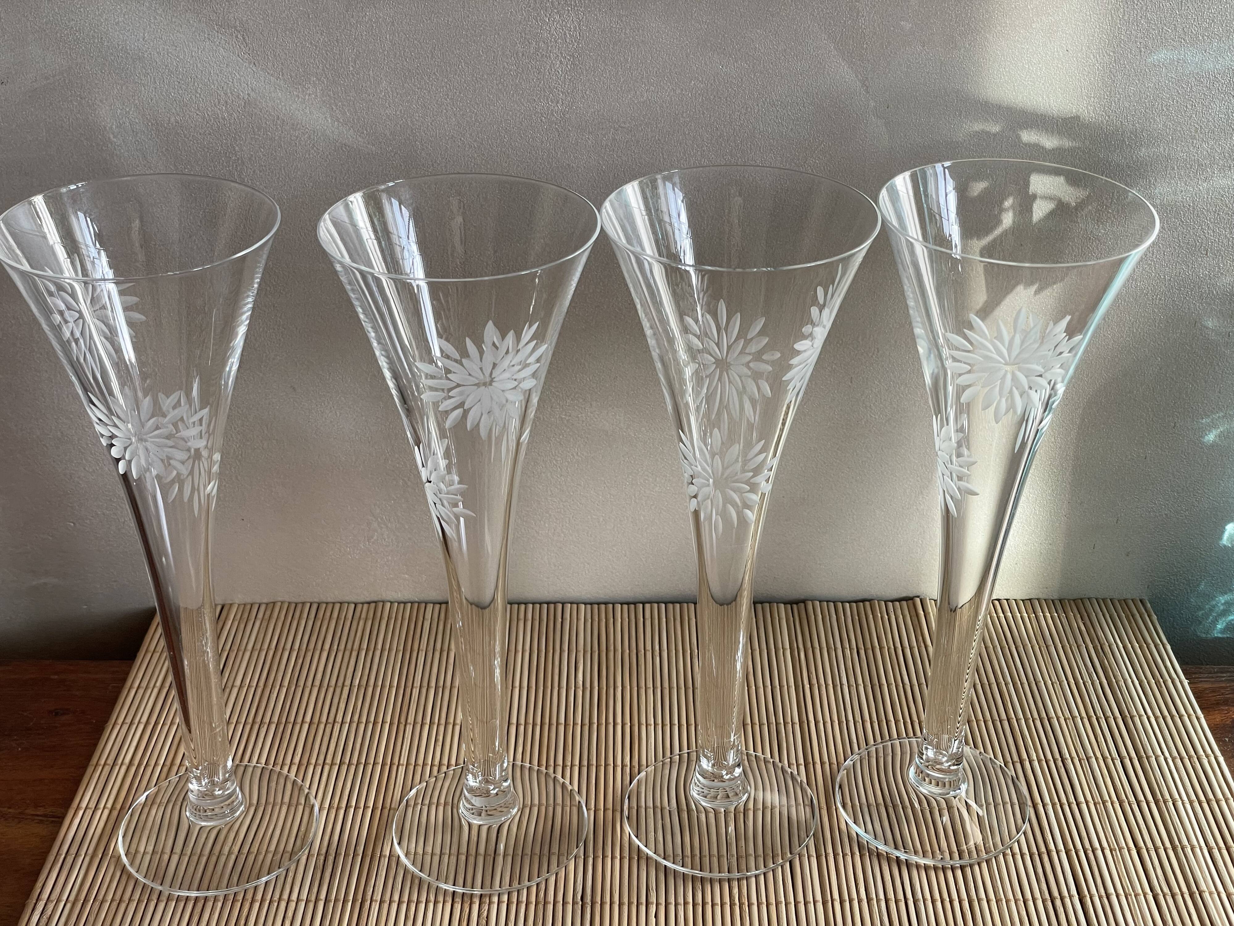 4 champagne flutes in crystal engraved Marguerite