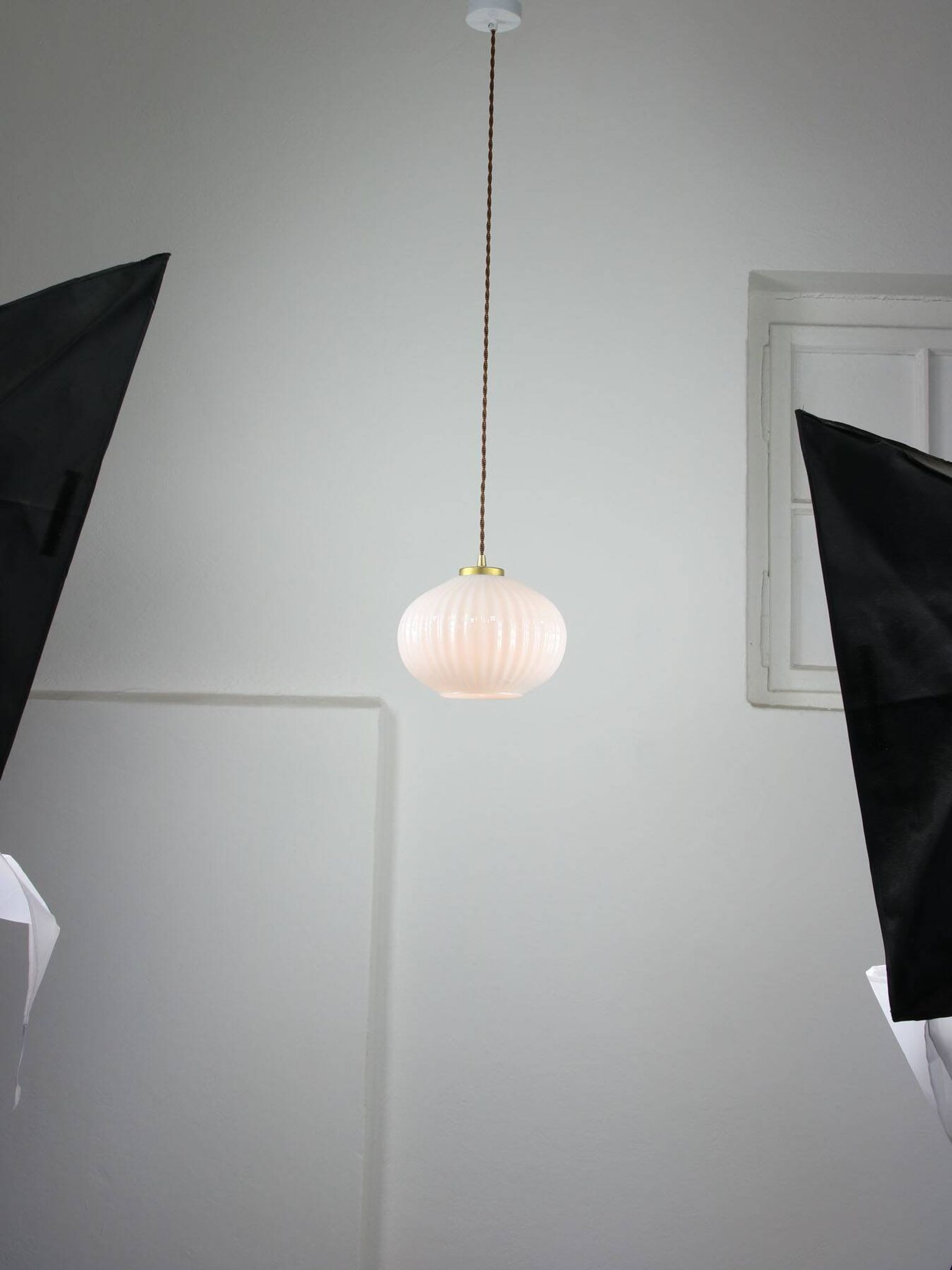 Lampe suspendue vintage en opaline et laiton