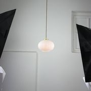 Lampe suspendue vintage en opaline et laiton