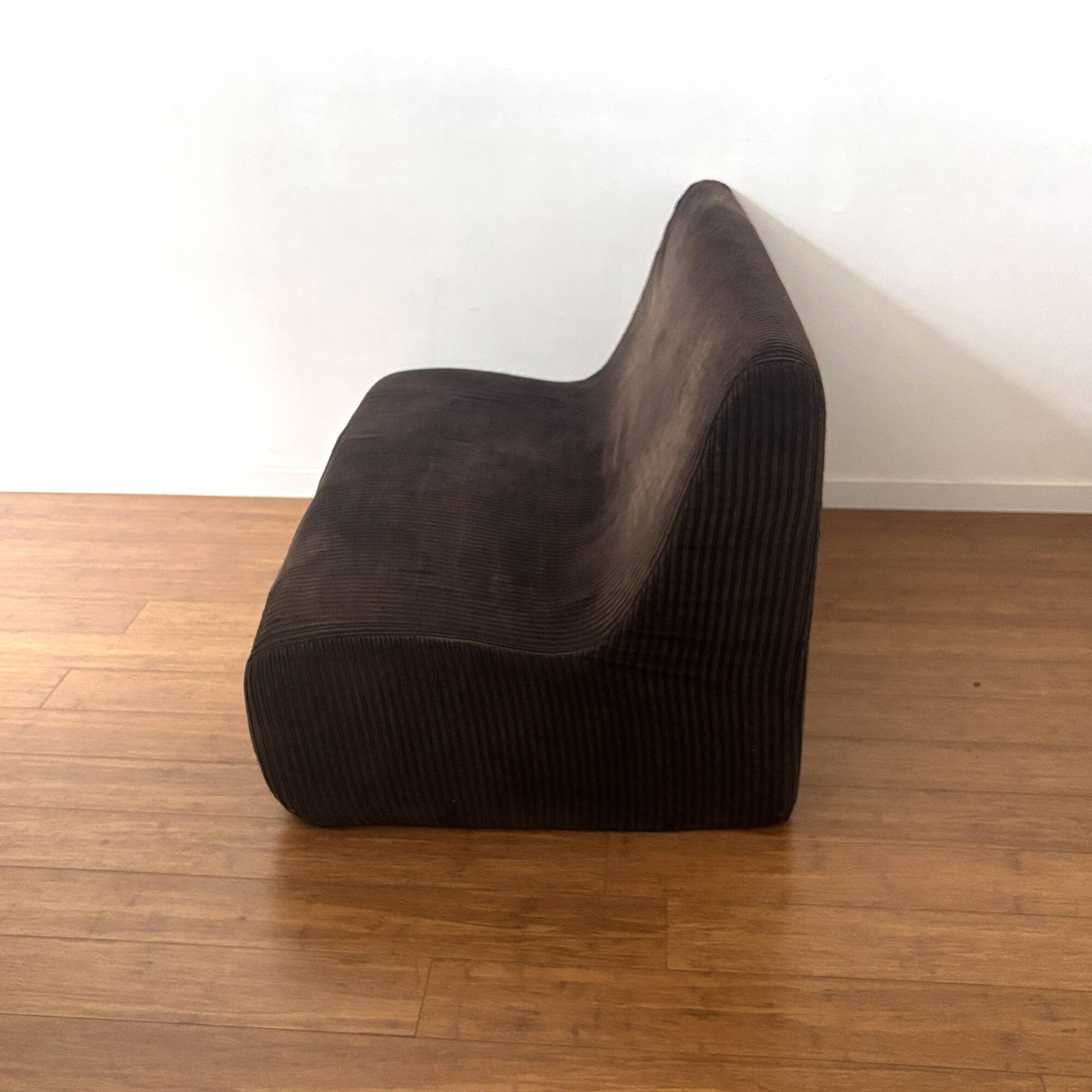 Two-seater velvet canapé from the 1970s.