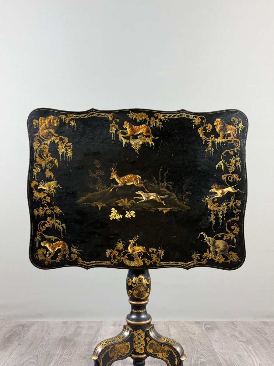 Table pliante Napoléon III en bois laqué noir et décor doré, XIXe siècle