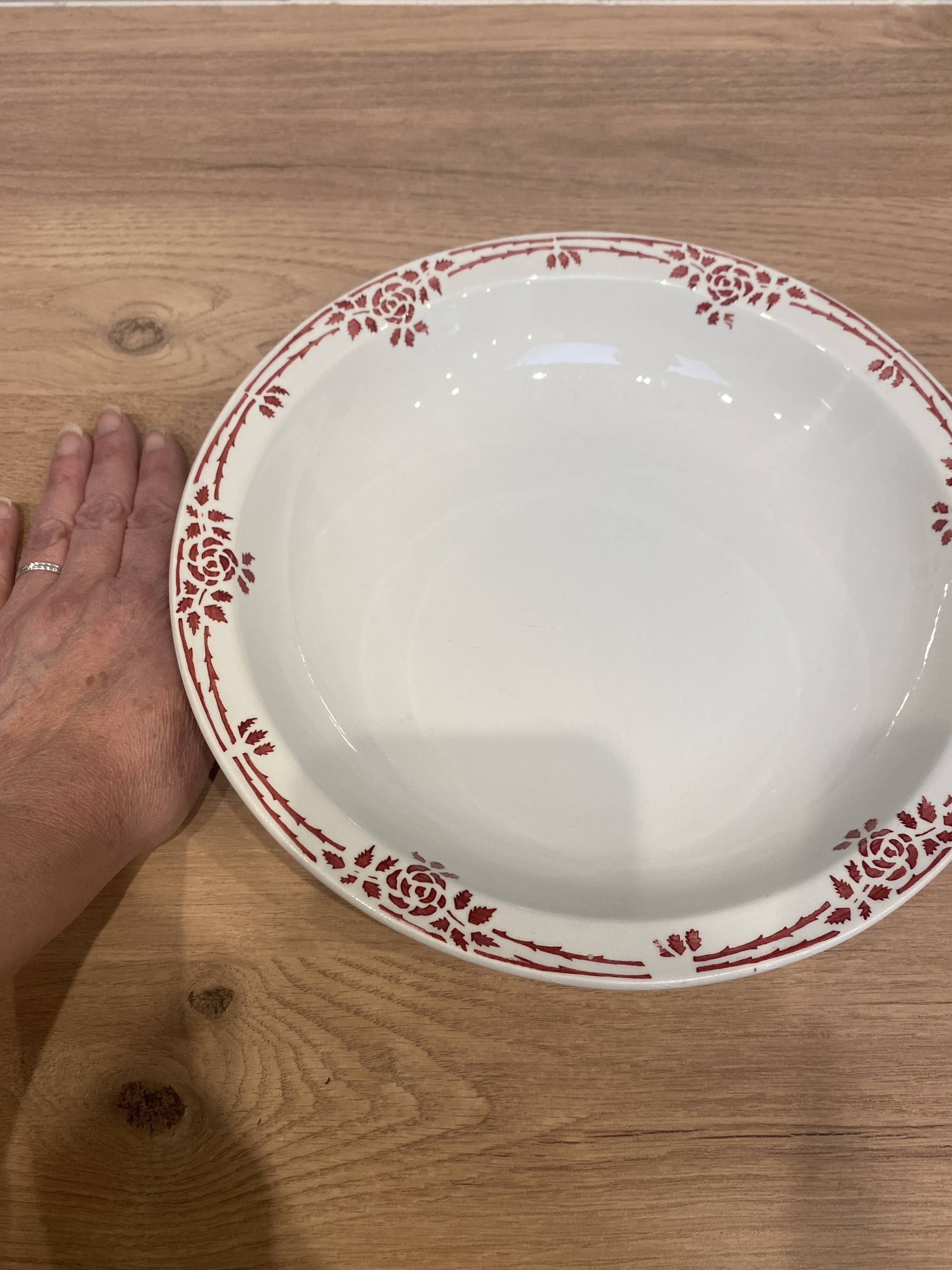 Hollow serving dish from Onnaing earthenware factory