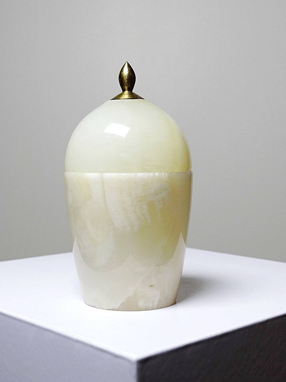 Small vintage box in beige marble/alabaster and brass