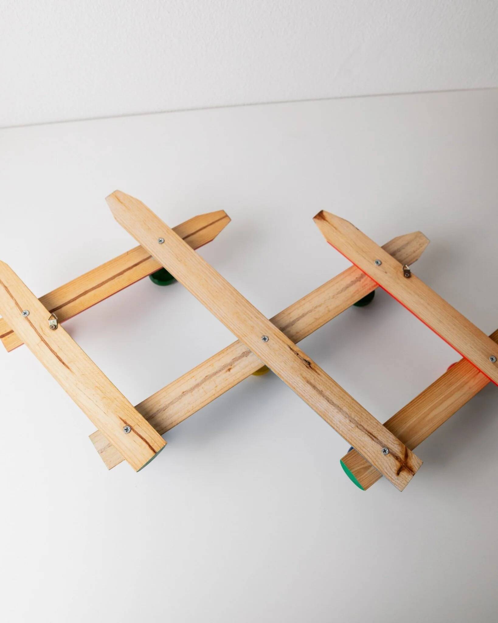 Vintage coat rack from the 1980s in the style of Pierre Sala, Memphis style, pencil pattern, extendable, 7 hooks.