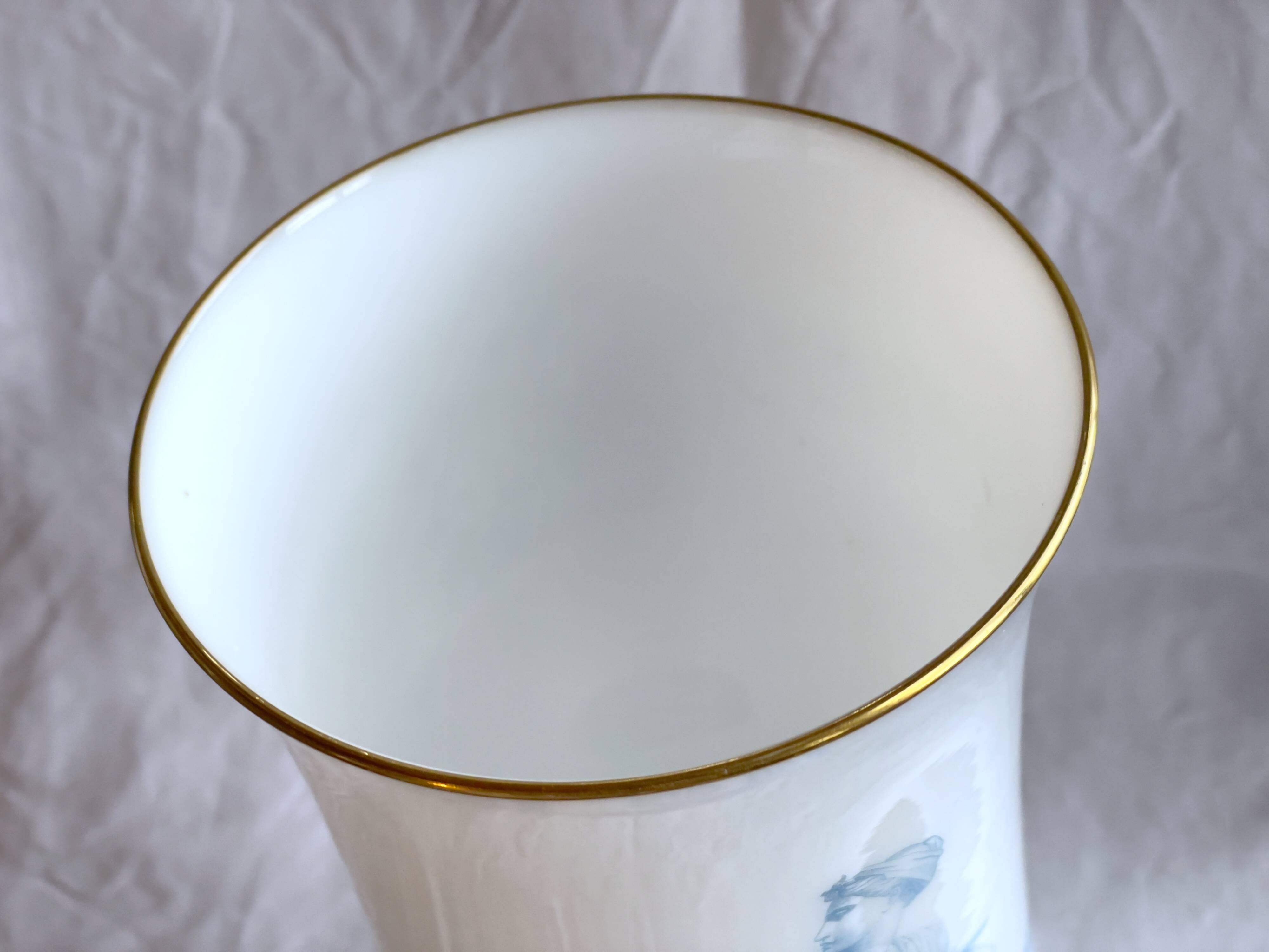 Grand Vase Opaline 19ème Siècle décor à l'antique