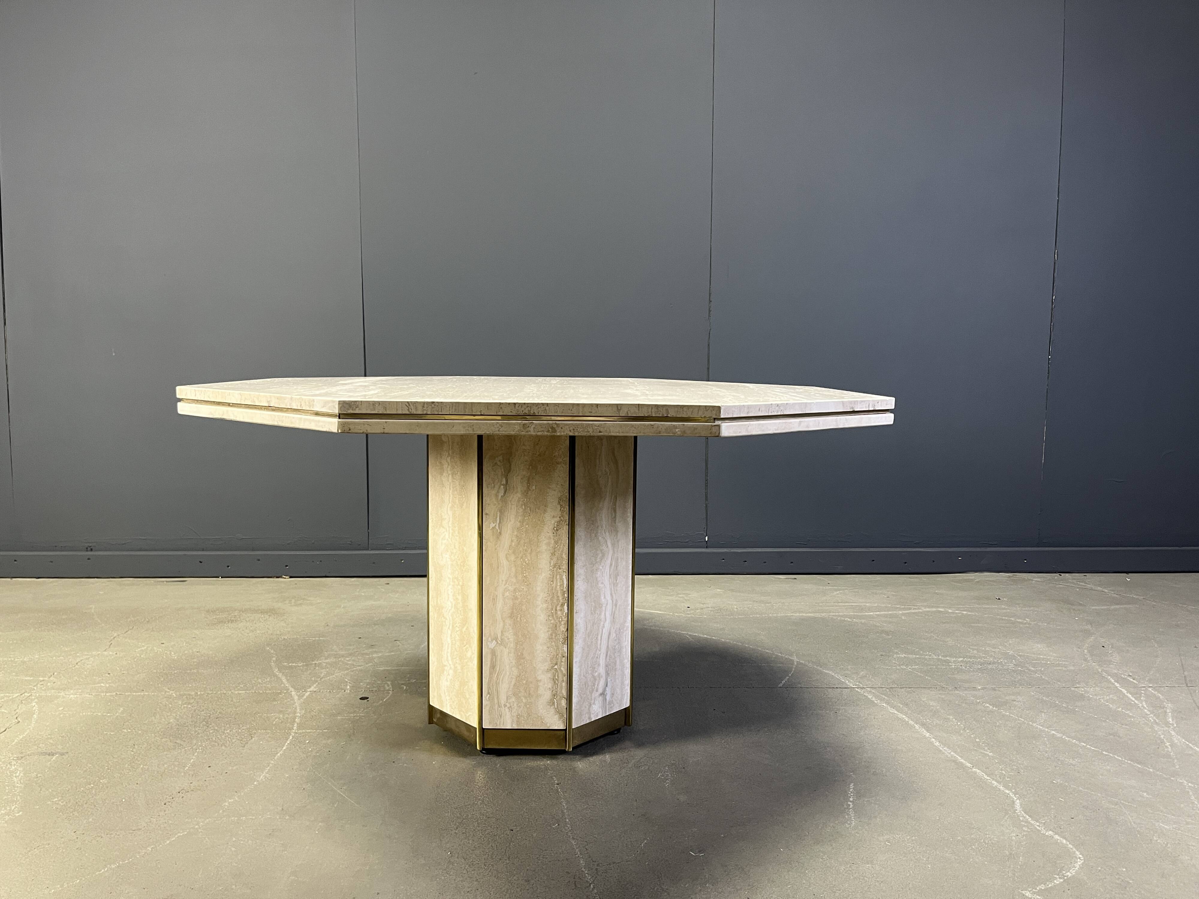 Table à manger octogonale italienne en travertin et laiton des années 1970