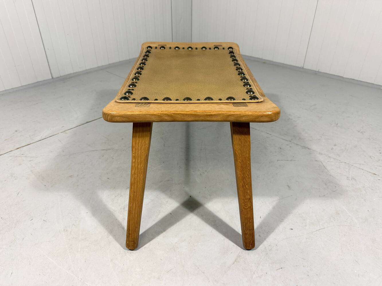 Tabouret en chêne blond spécial, petit banc des années 1960.