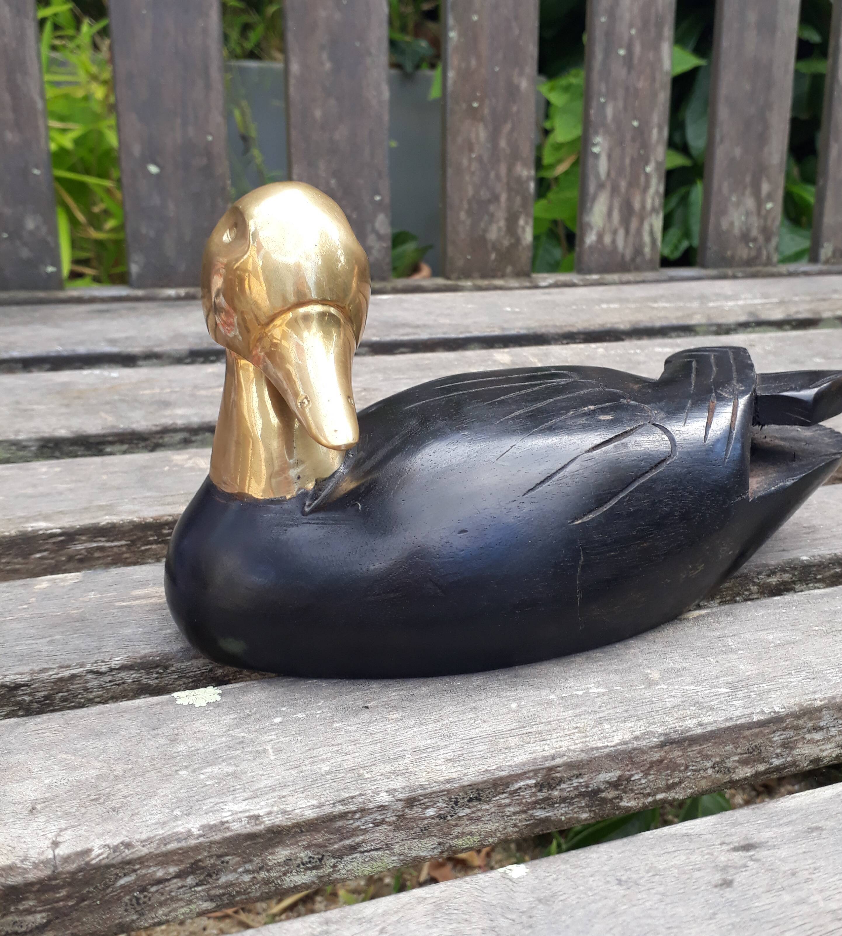 Canard en bois teinté noir, tête laiton, artisanal