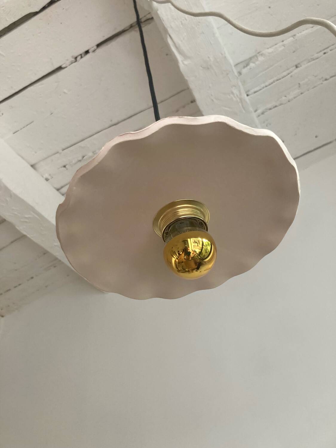 Wavy white ceramic pendant light