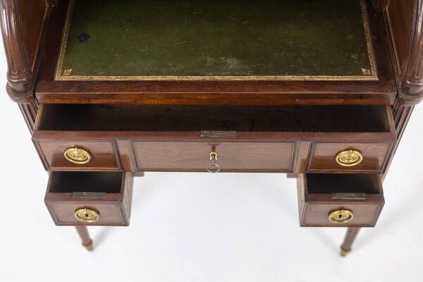 Bureau – ou secrétaire, à cylindre, en acajou. Époque fin XVIIIe.
