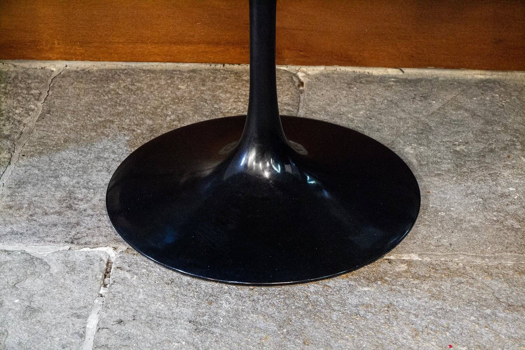 Oval Tulip coffee table with marble top by Eero Saarinen for Knoll International, 1980s.