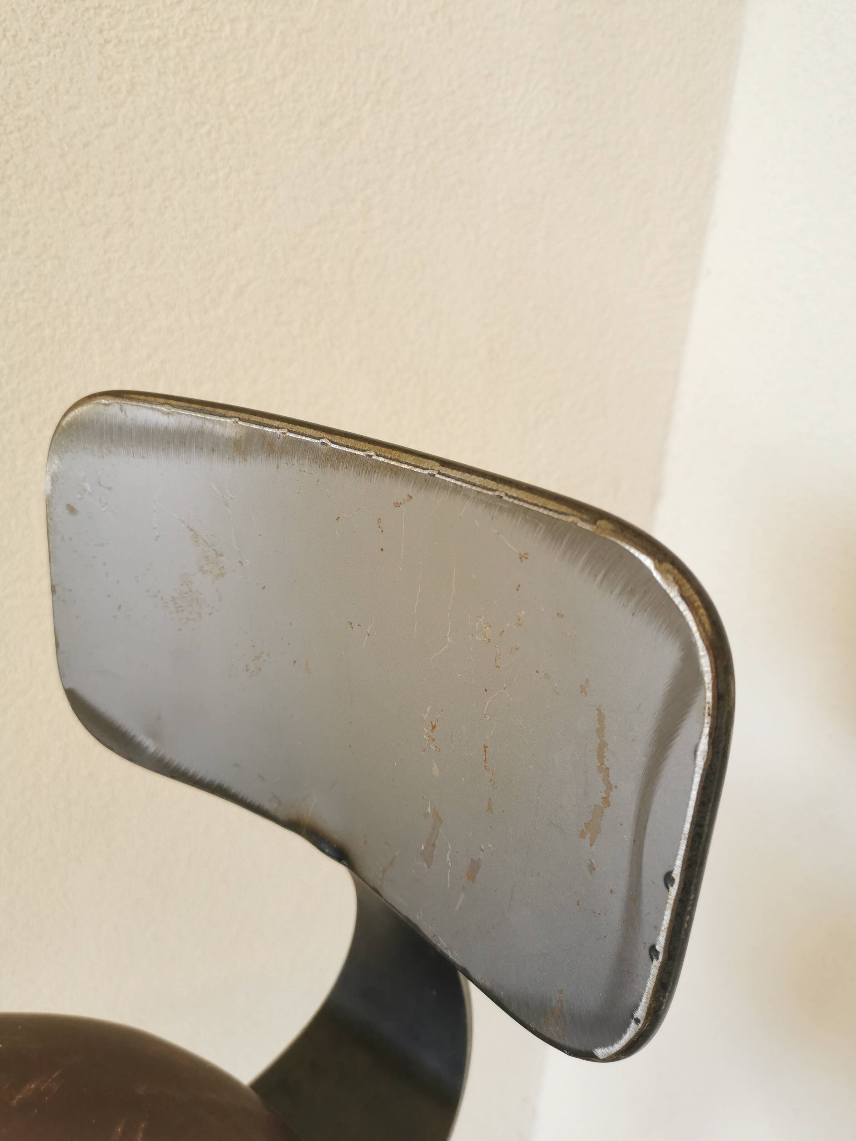 Chaise de bar vintage en métal faite à la main : siège pivotant en cuir à hauteur réglable