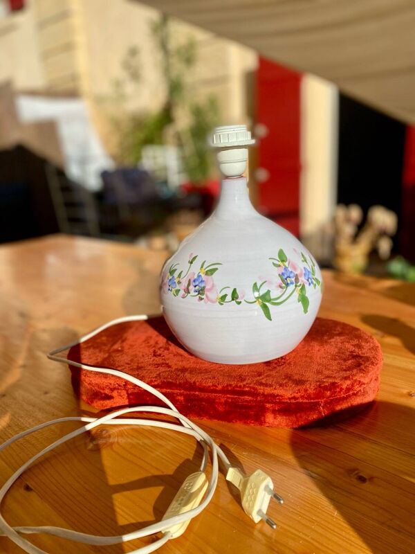 Lampe en céramique fleurie