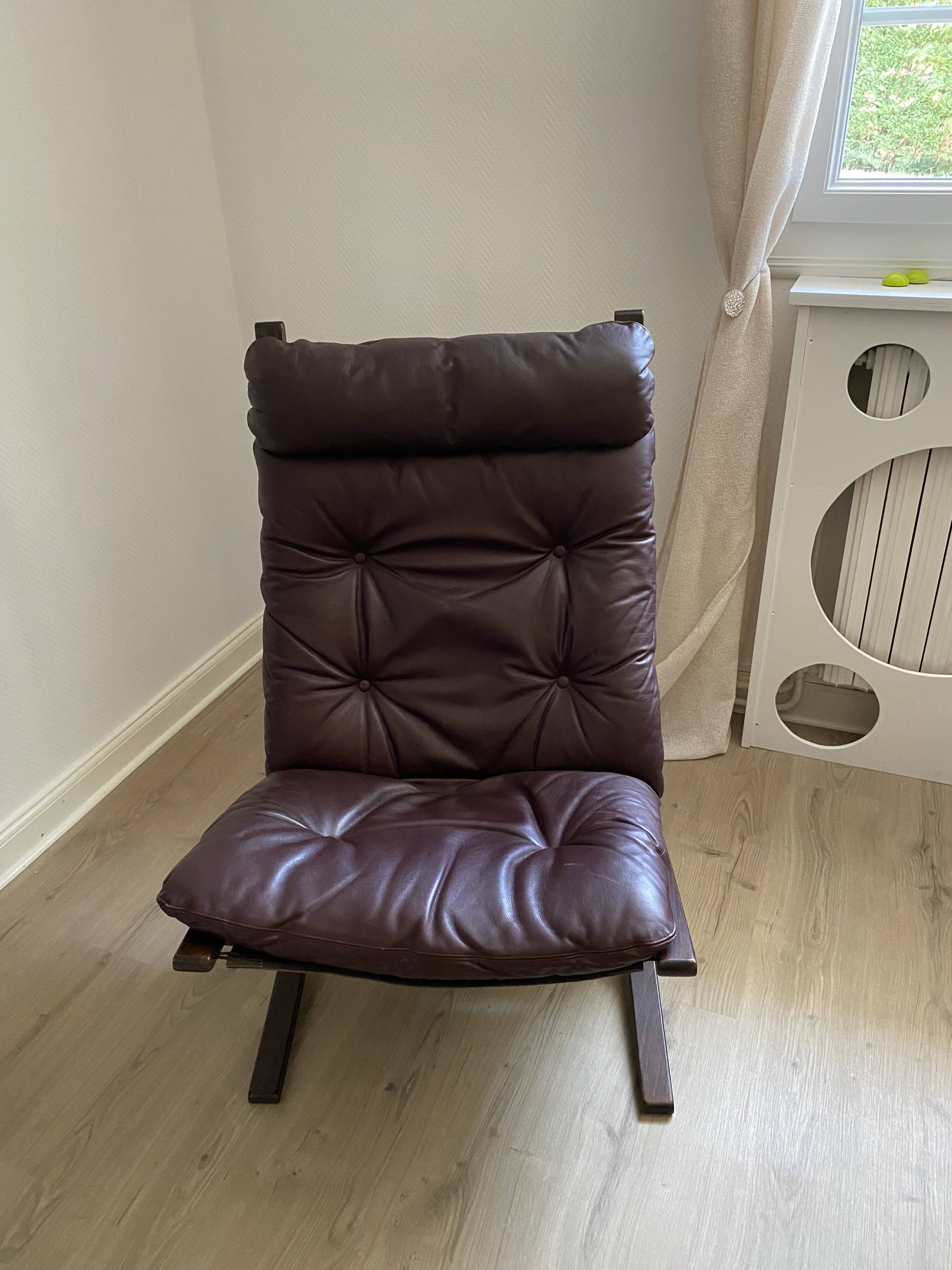 Fauteuils du designer norvégien Ingmar Relling. Petite table basse assortie