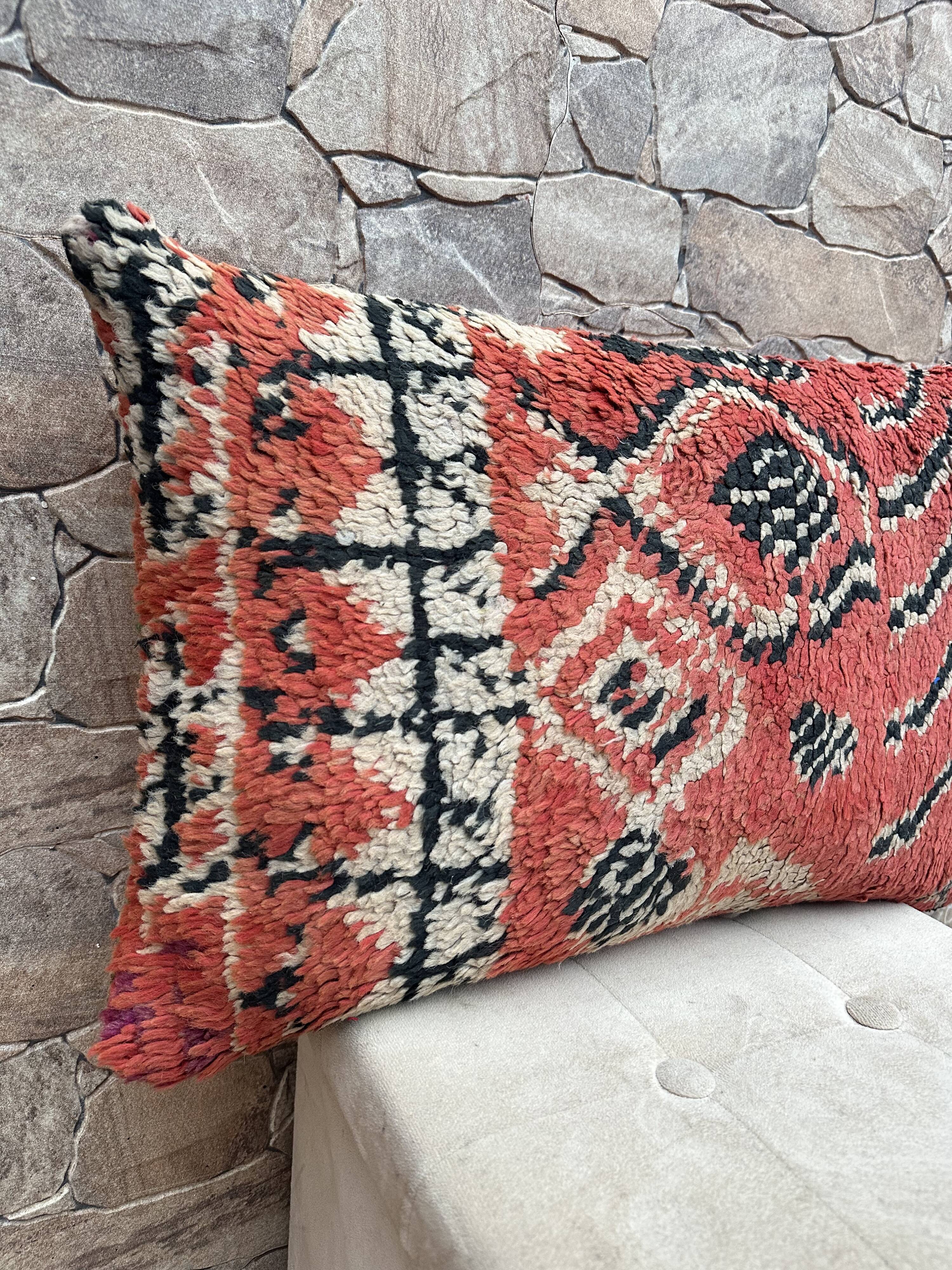 Vintage Berber Kilim cushion cover: Moroccan wool cushion