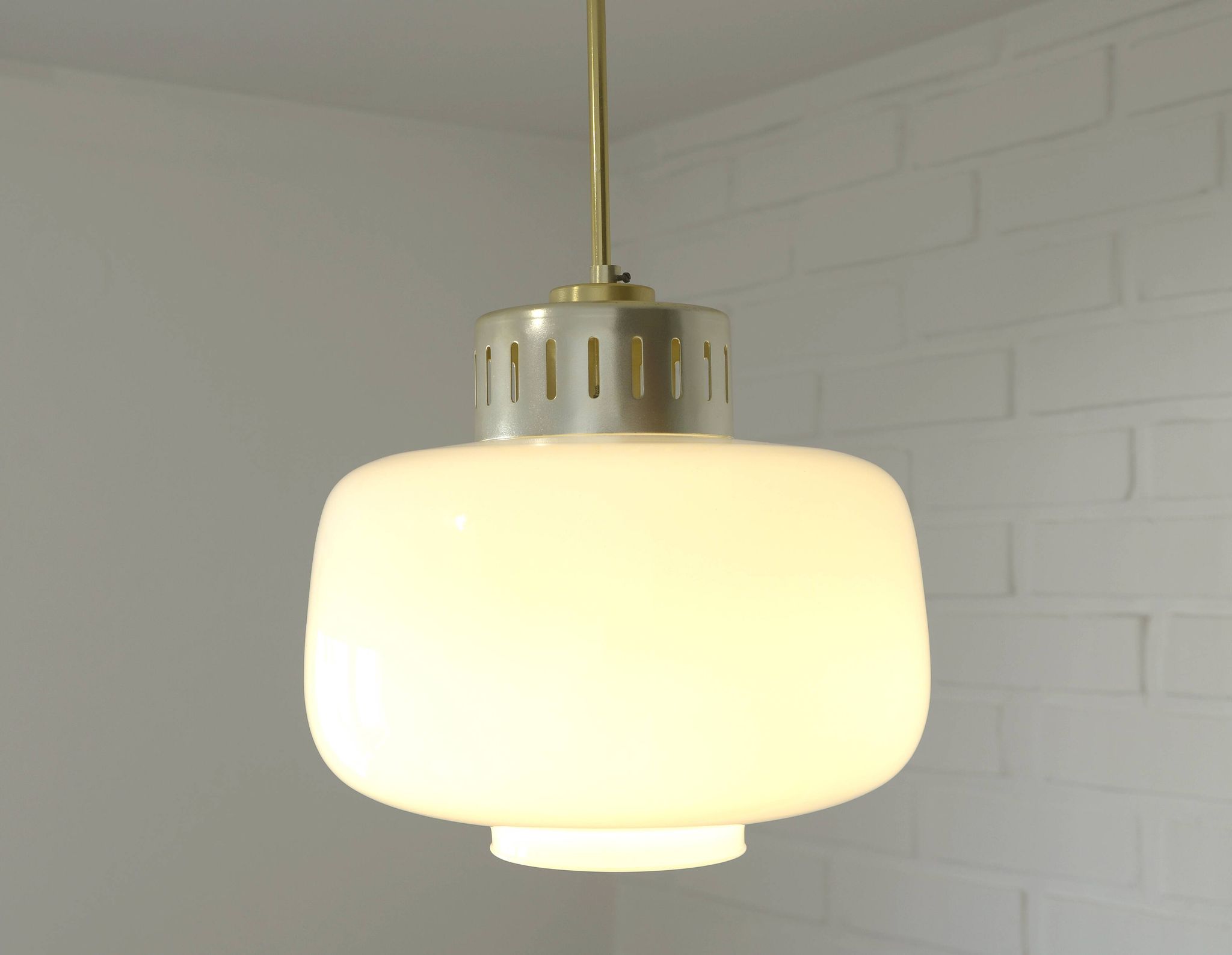 Suspension scandinave vintage / Lustre blanc de style moderne du milieu du siècle