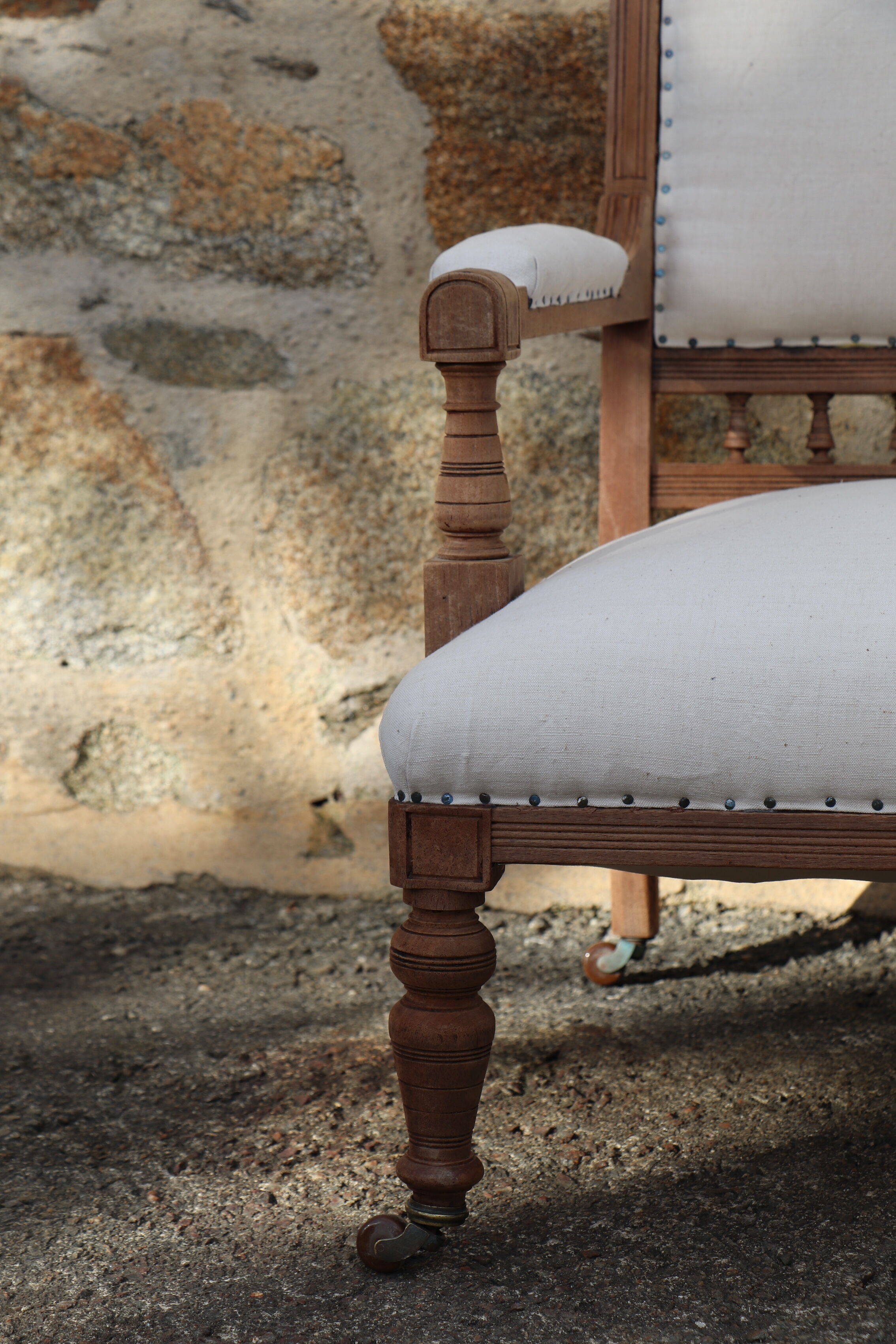 Fauteuil XIXème en bois retapissé en chanvre
