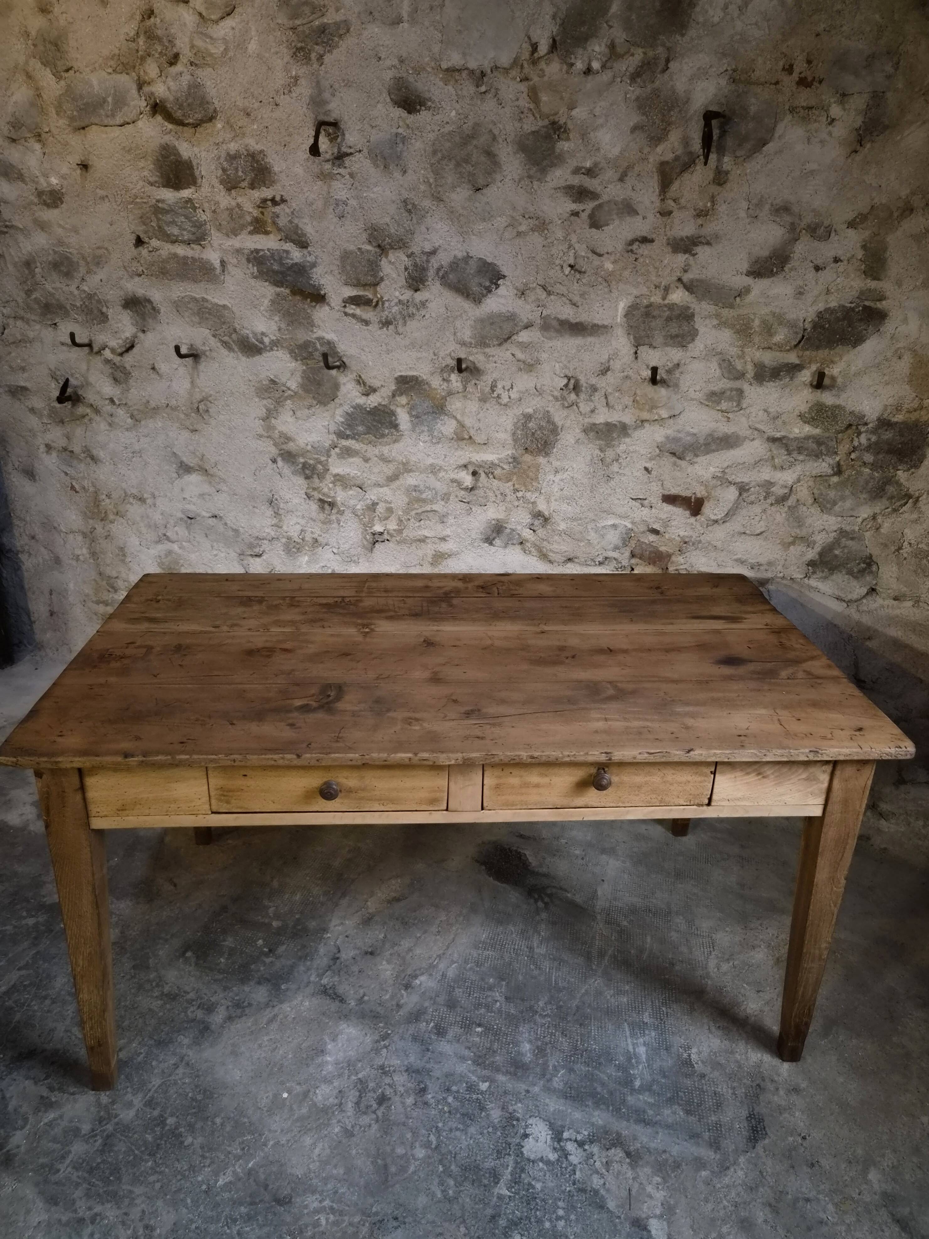 Table à manger rustique de ferme française, deux tiroirs, années 1920–1940