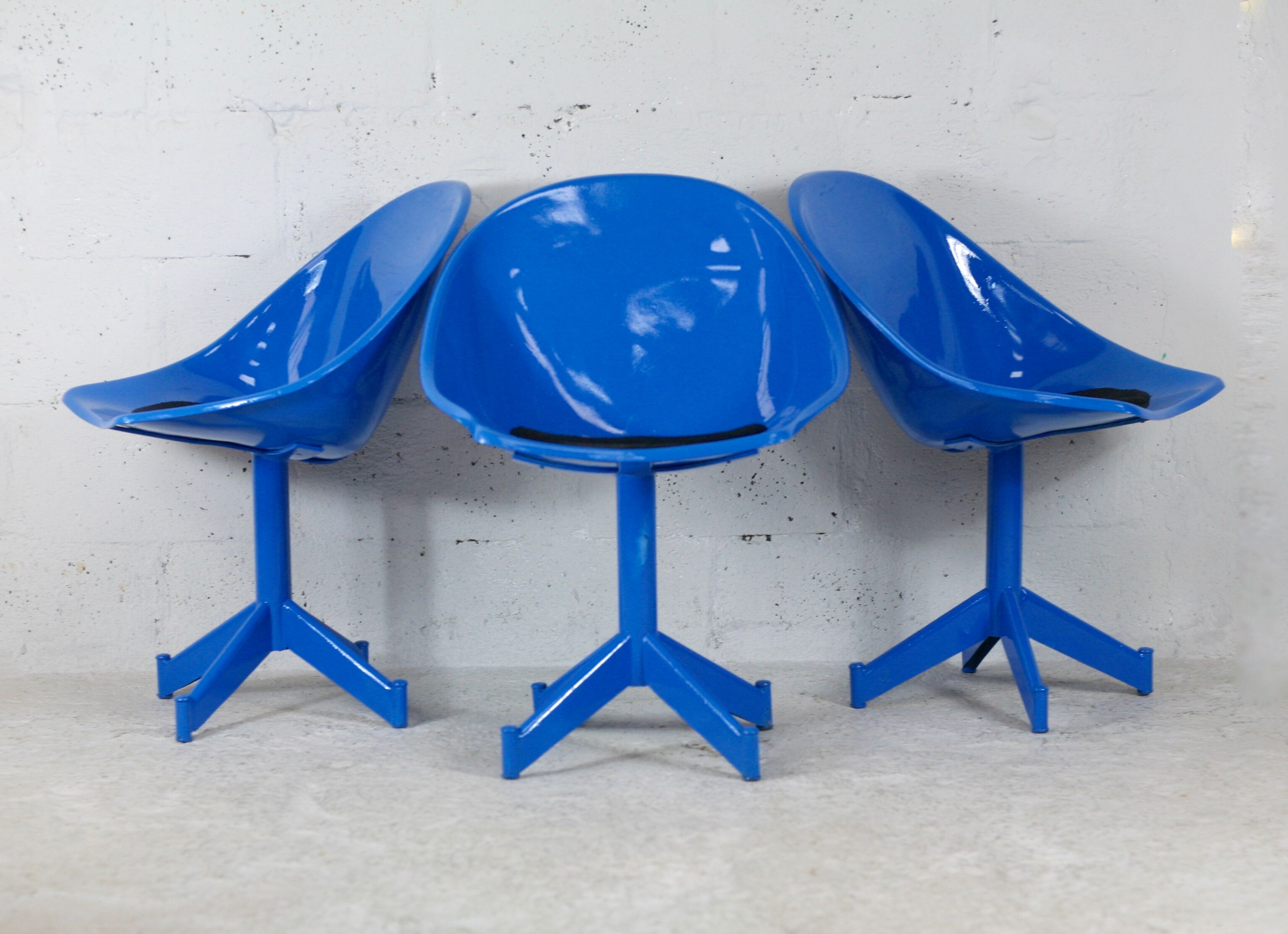 3 chairs "space Age", resin and steel, France, circa 1970.