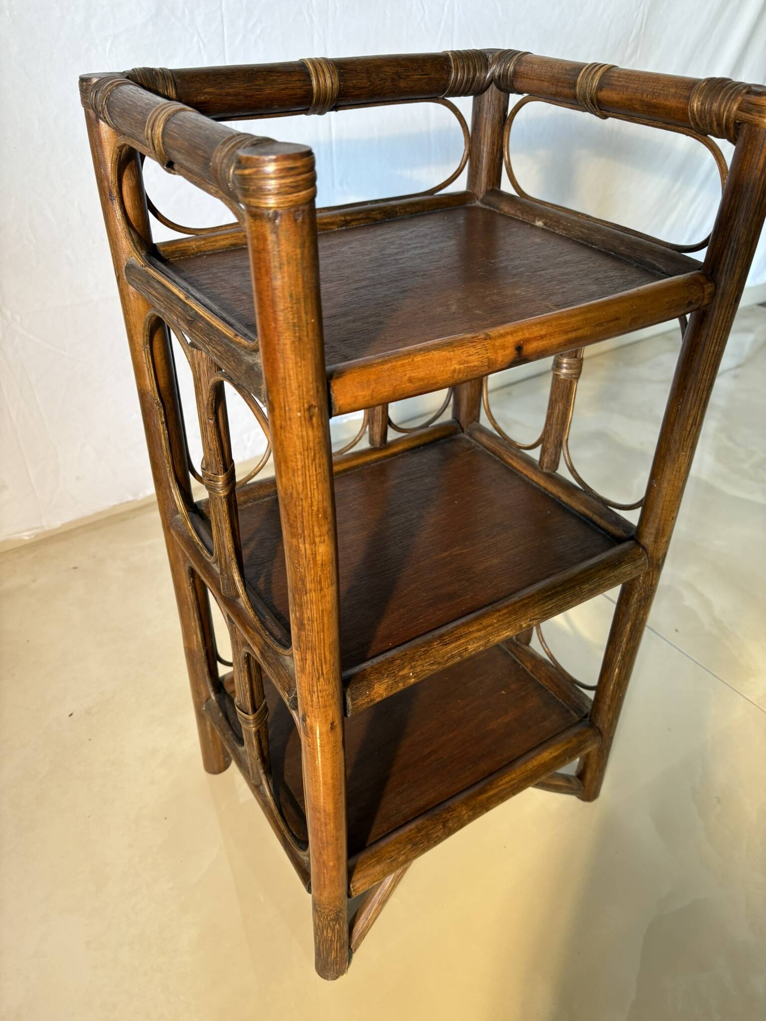 Étagère vintage en rotin et bois foncé à trois niveaux