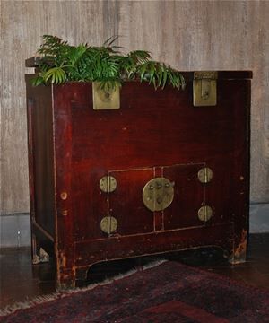 Chinese antique sideboard with 2 doors, 2 compartments.