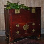 Chinese antique sideboard with 2 doors, 2 compartments.