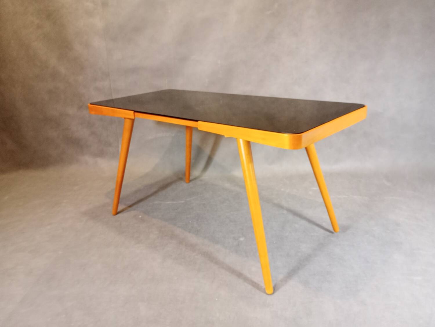 Table basse Jiri Jiroutek par Cesky Nabytok
