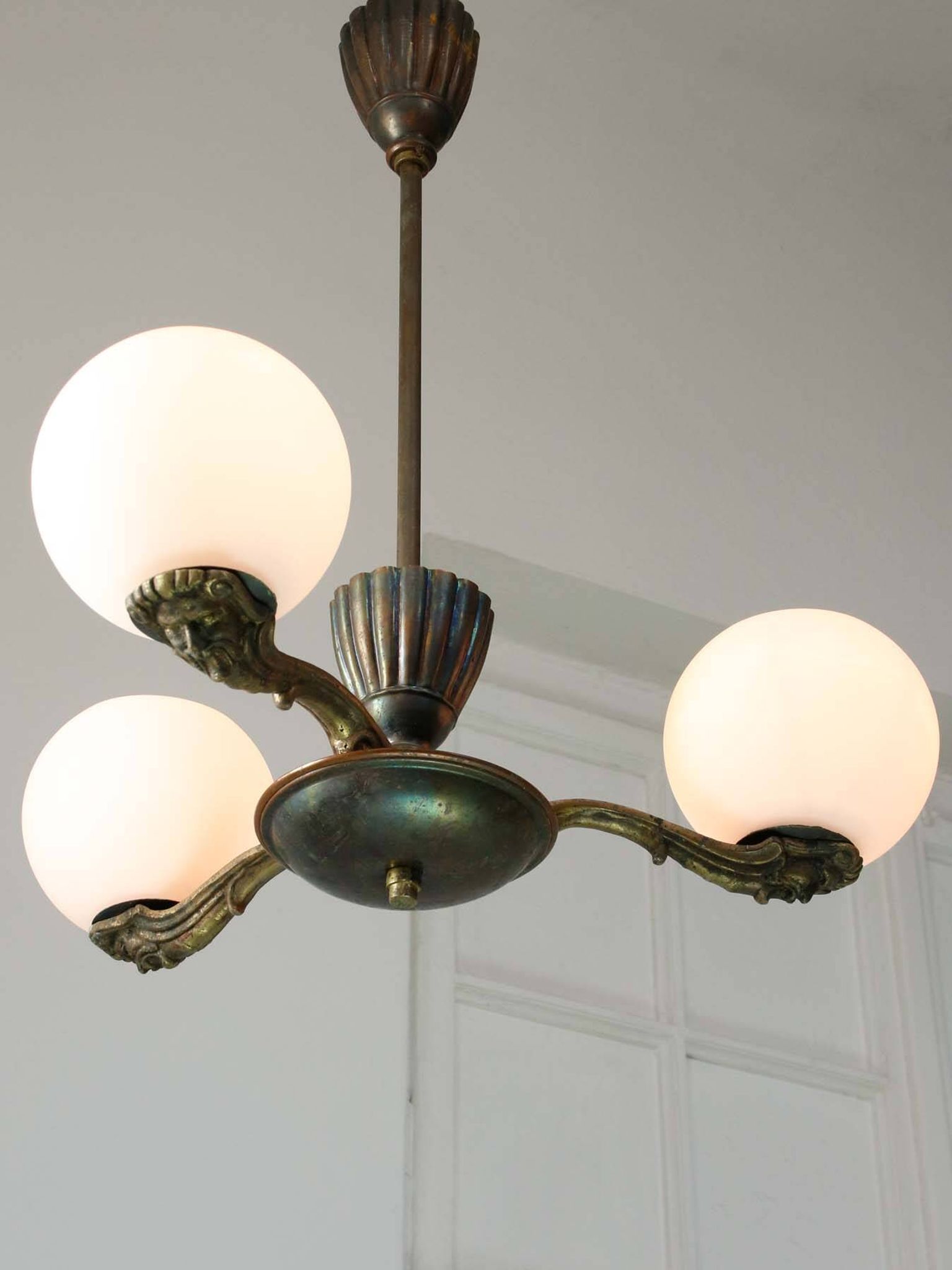 Chandelier figural en laiton Art Déco français, 1930