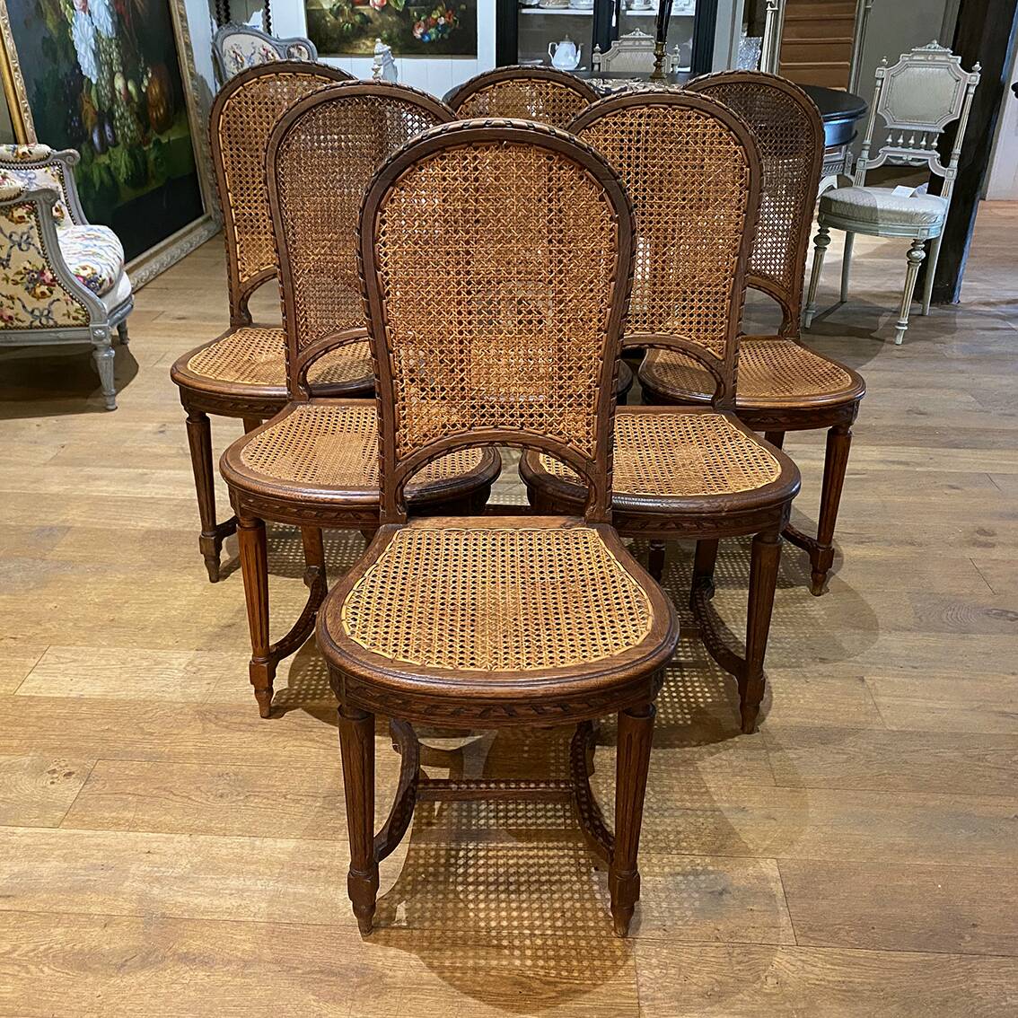 Série de six chaises de style Louis XVI. Assises et dossiers cannés.