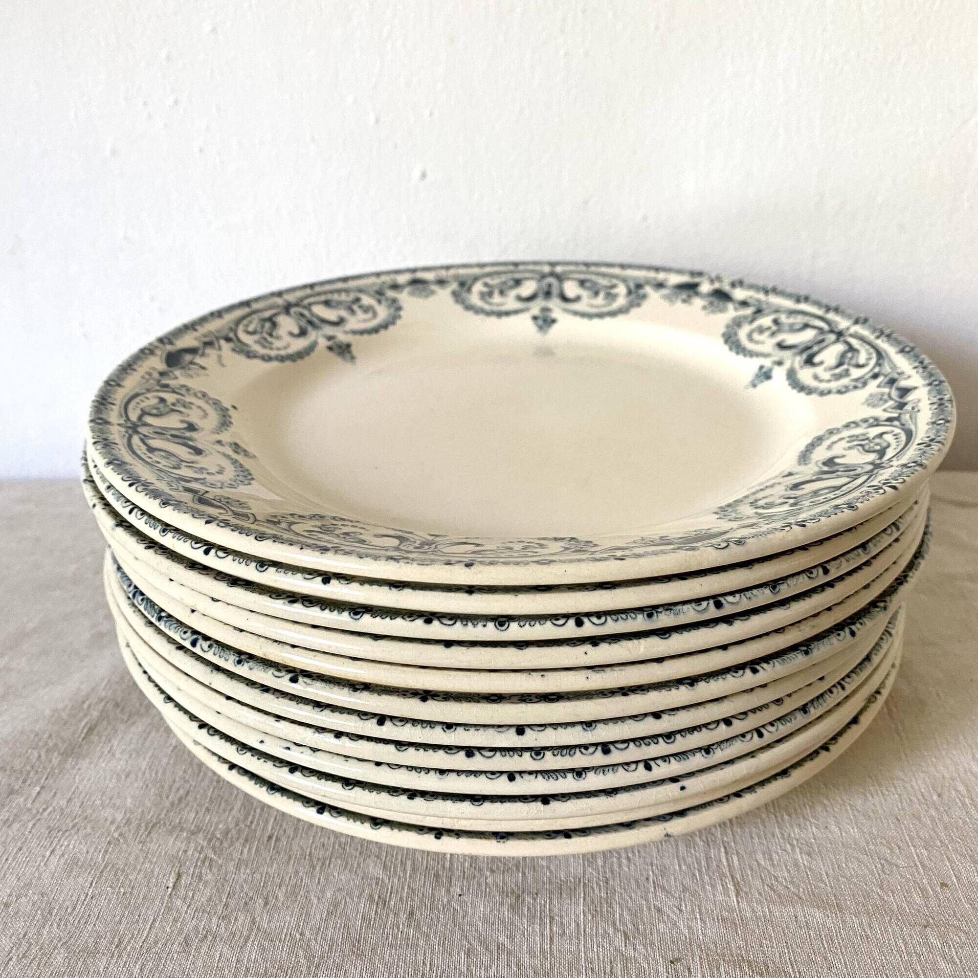 Assiettes plates anciennes Terre de Fer bleu encre début XXe