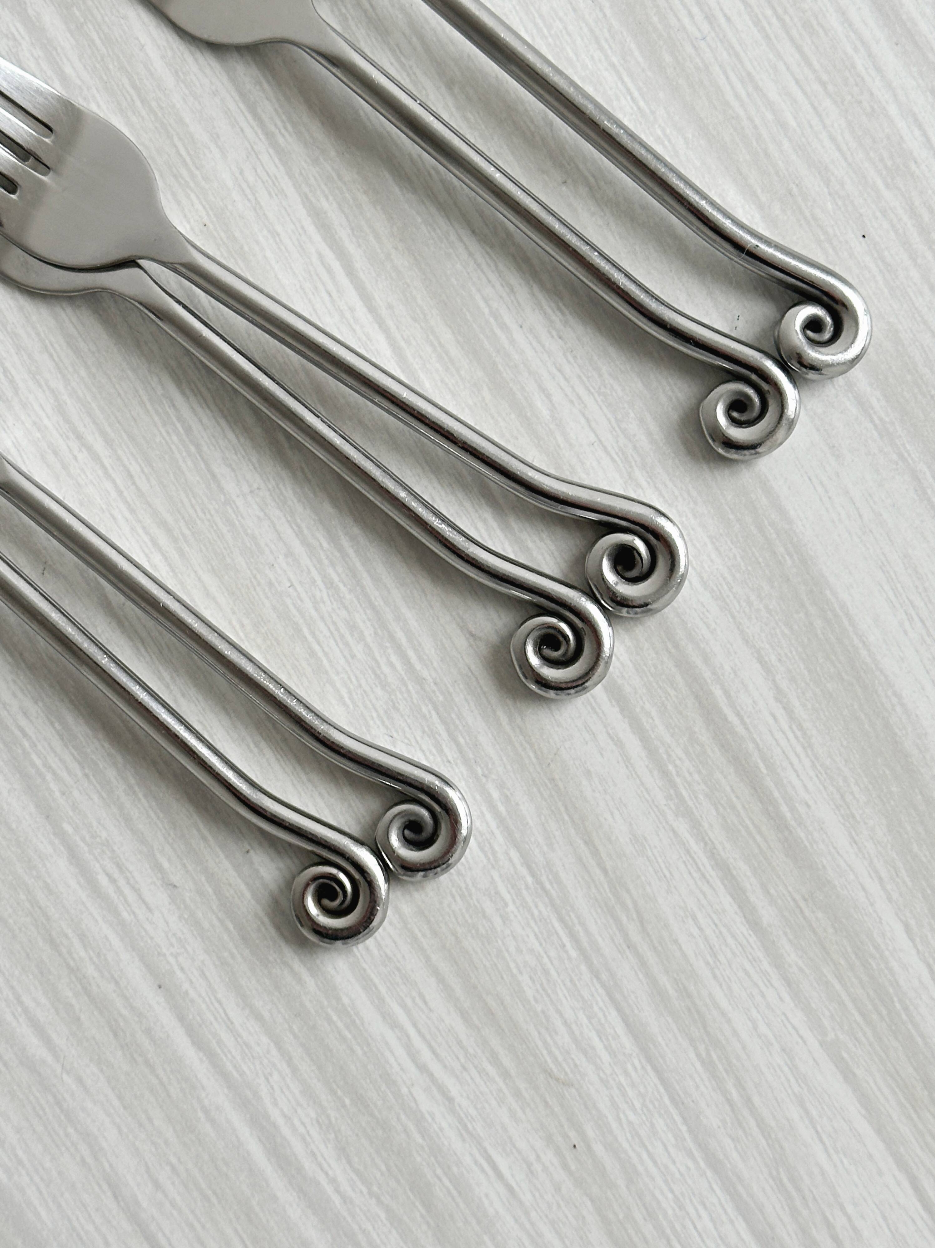 6 shiny metal cutlery sets