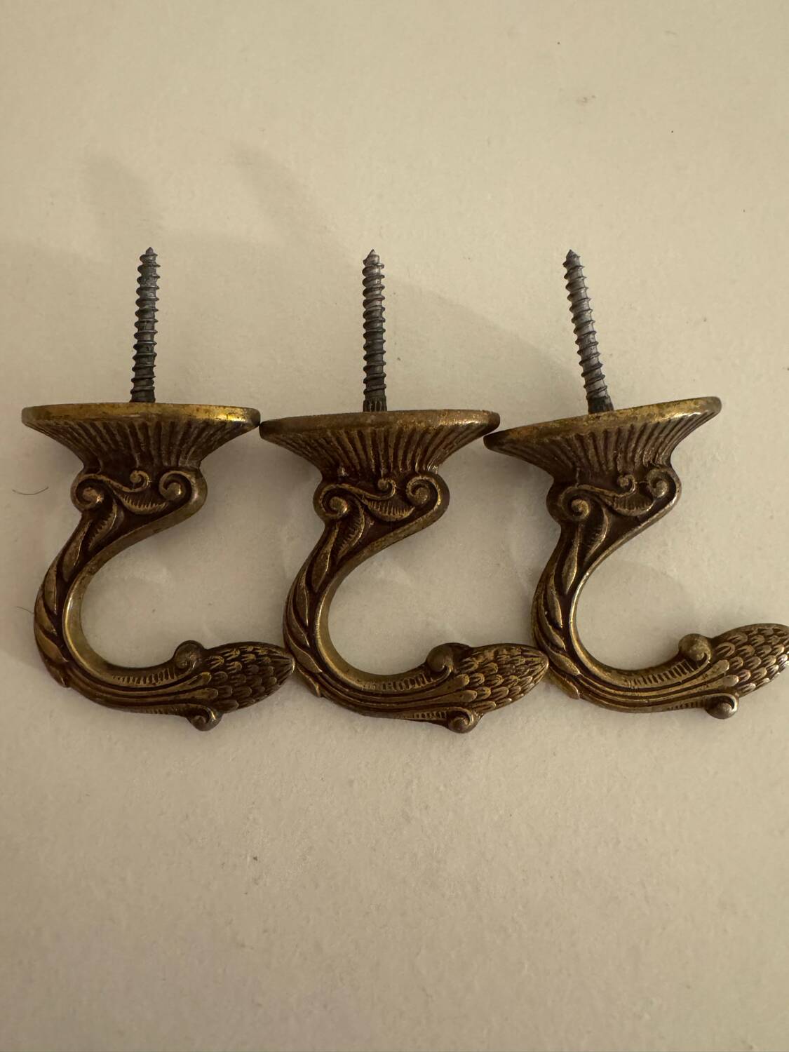 Description : Lot de 3 crochets muraux décoratifs en laiton au style a