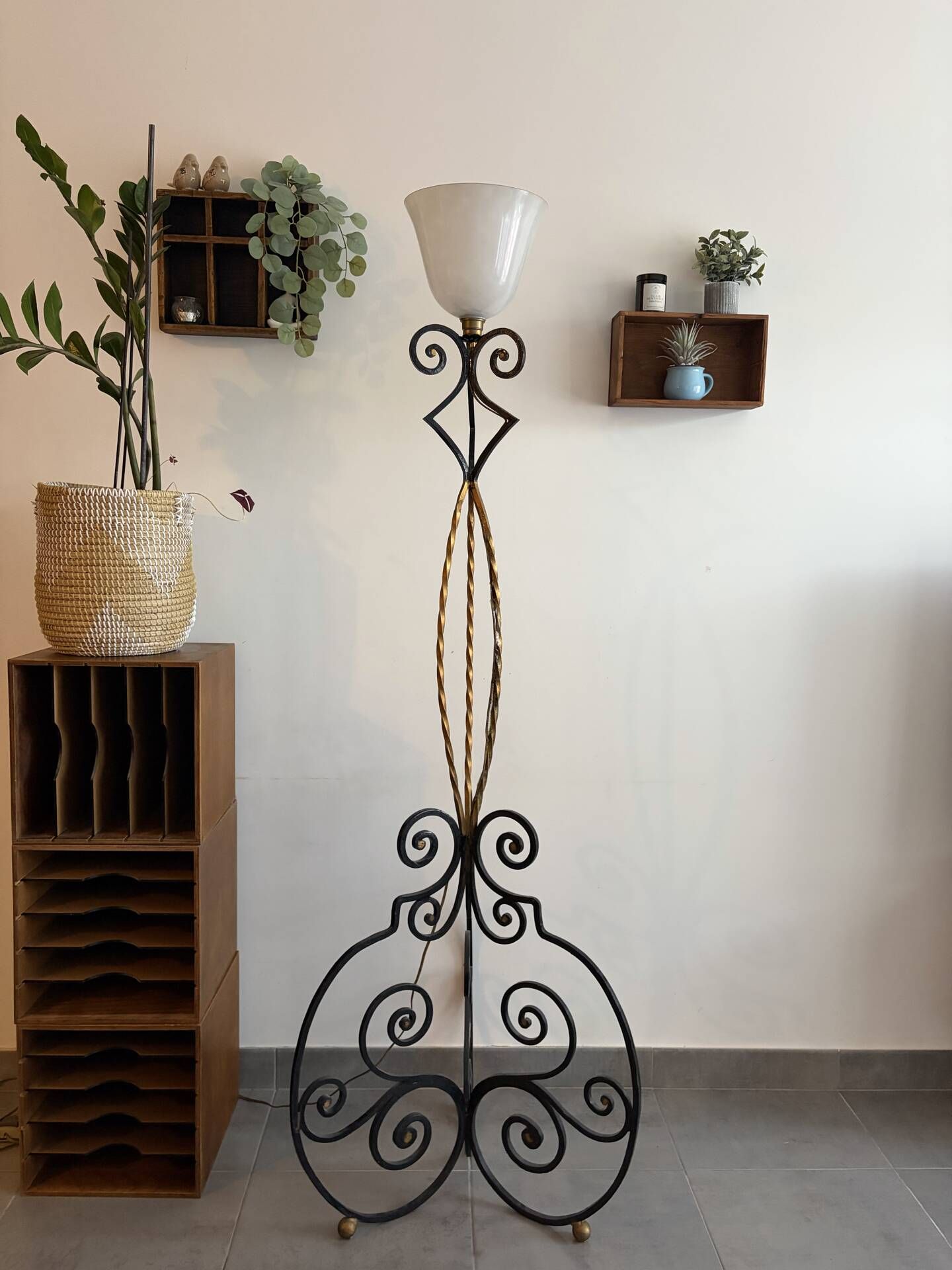 Vintage floor lamp in wrought iron and opaline.