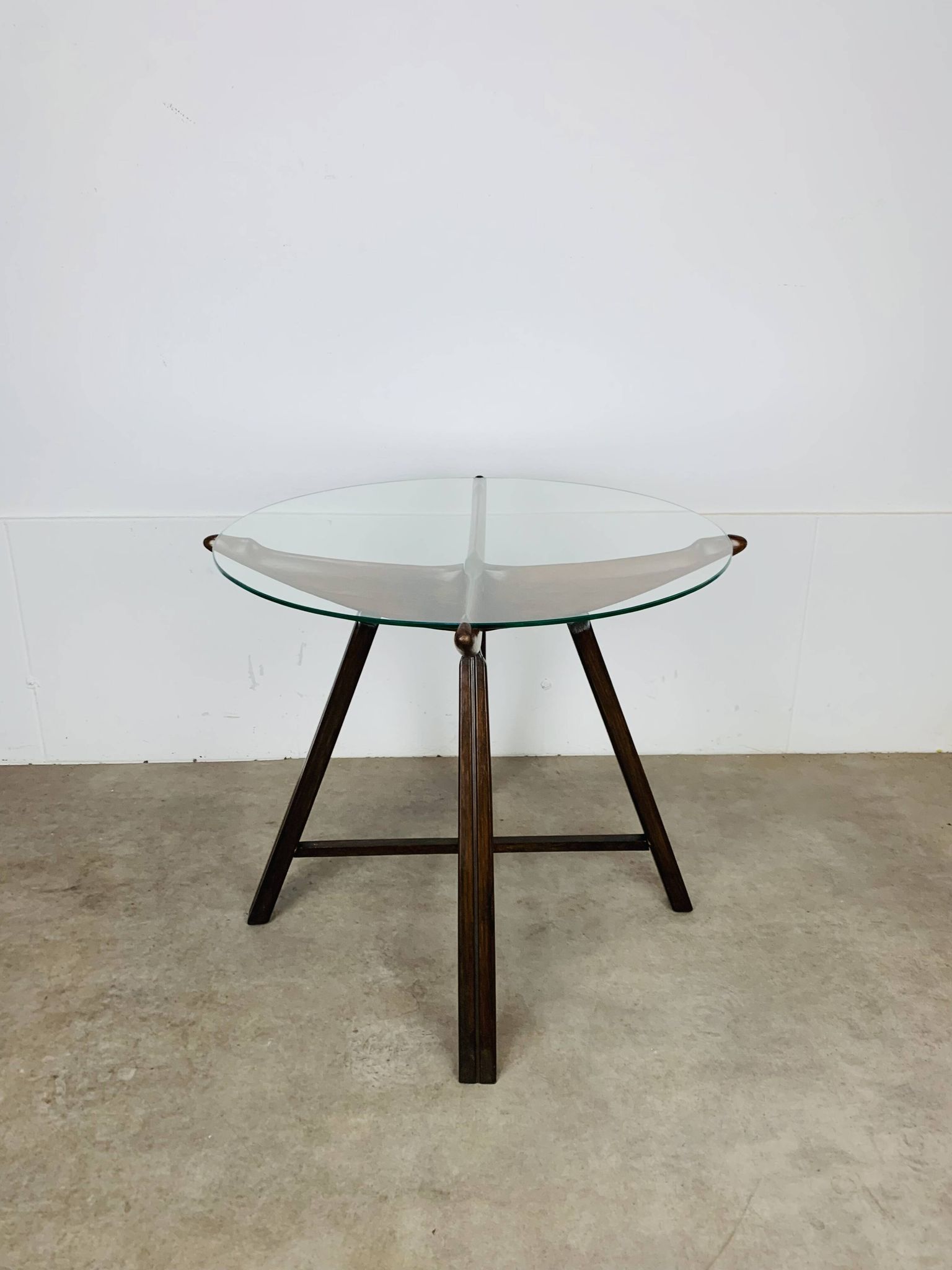 Table d’appoint en bois et verre, Italie, années 60, guéridon
