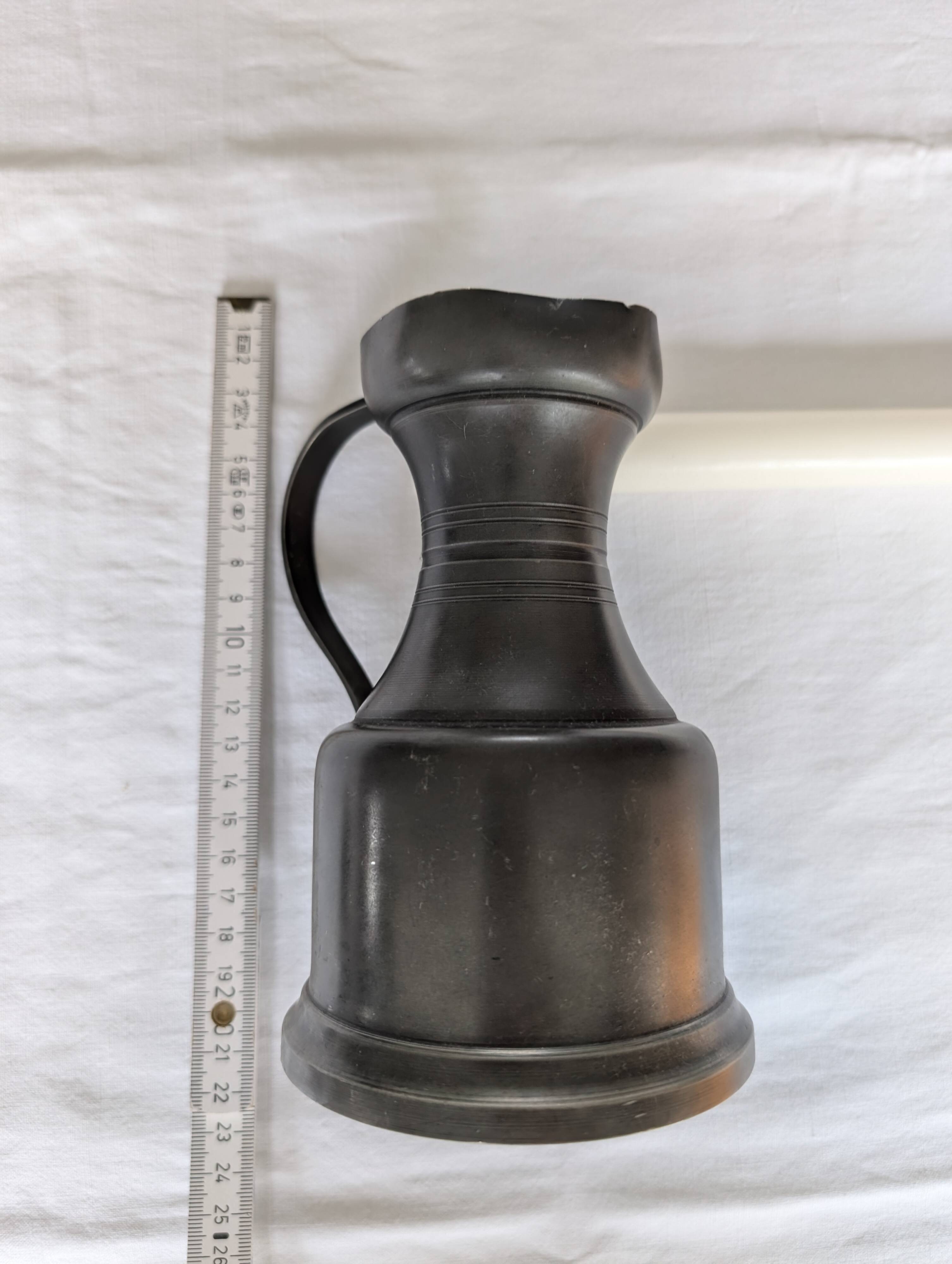 Pichet en étain avec anse et bec verseur