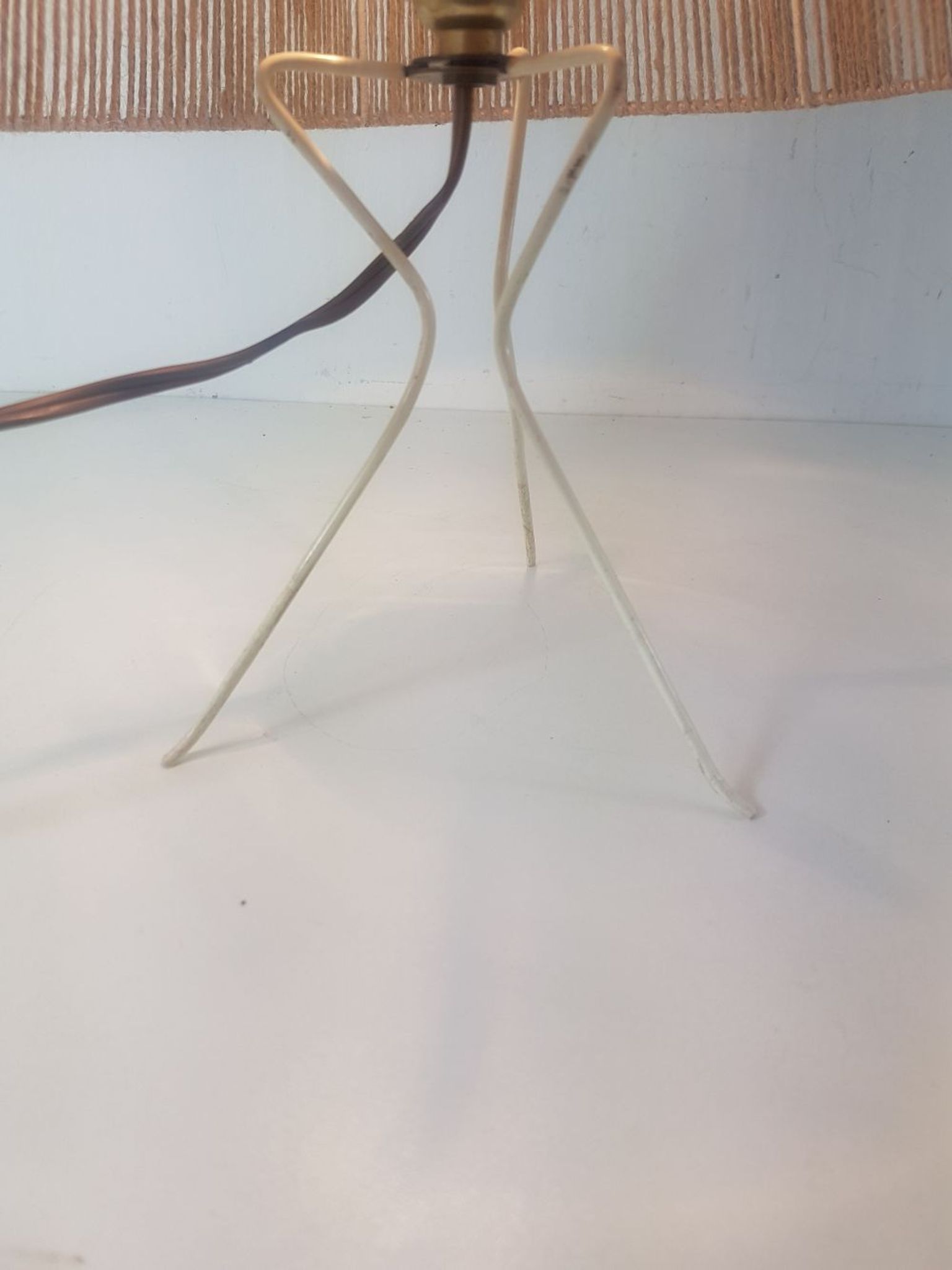 Tripod lamp 60s