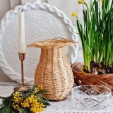 Vase en osier et verre forme fleur