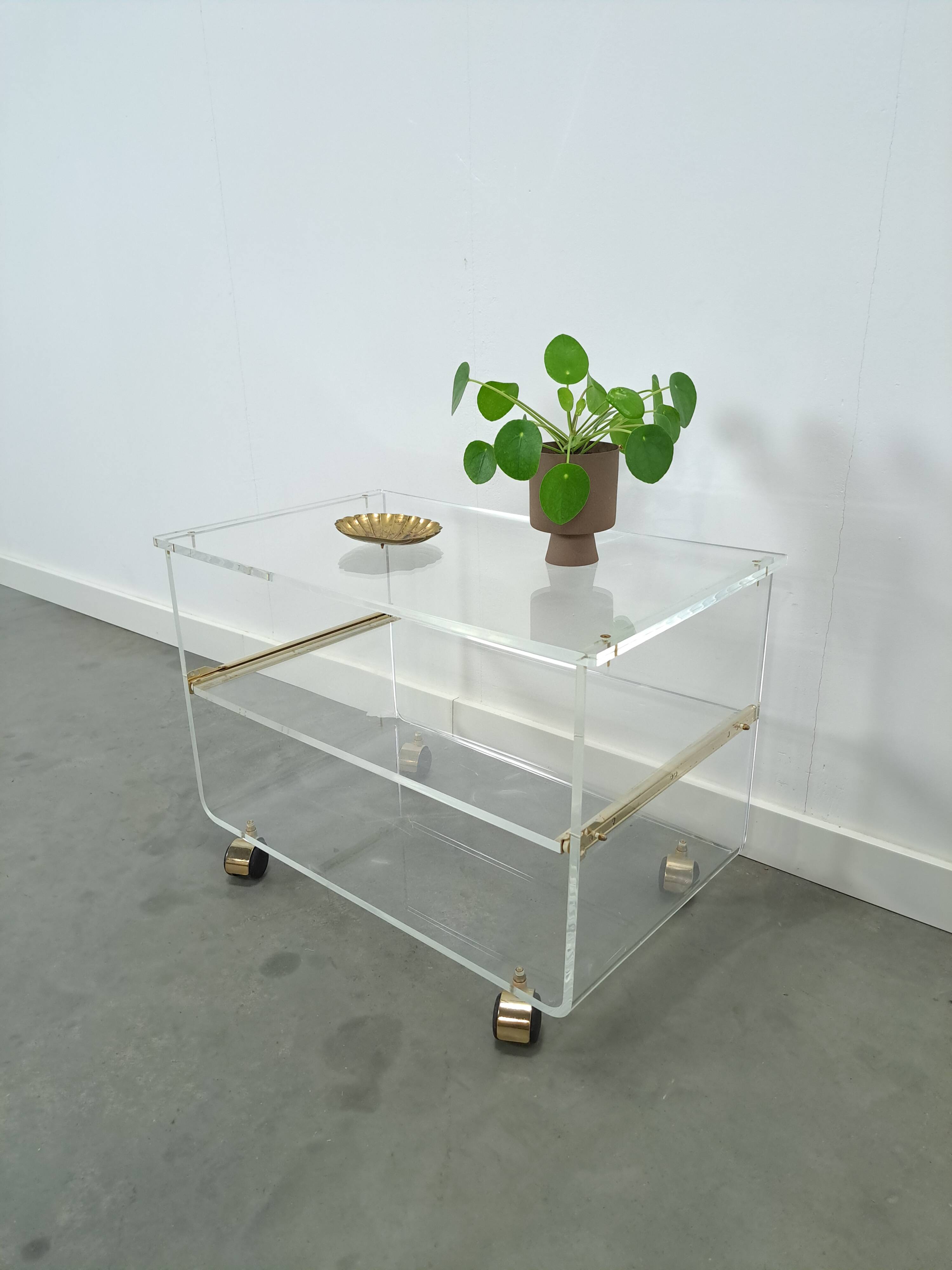Space age plexiglas trolley met messing