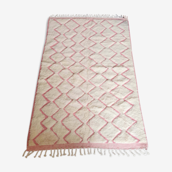 Berber carpet béni ouarain with pink and white diamonds