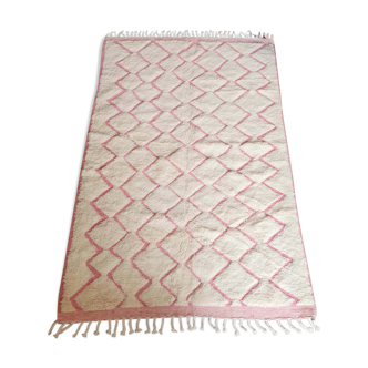 Tapis berbère béni ouarain à losanges rose et blanc